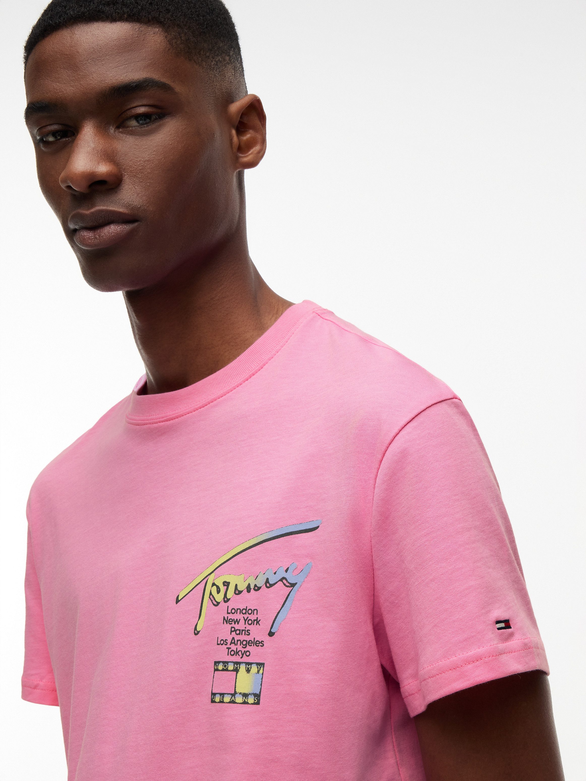 Tommy Jeans T-Shirt TJM REGULAR CITY SIGNATURE mit Tommy-Signatur-Logo auf dem Rücken