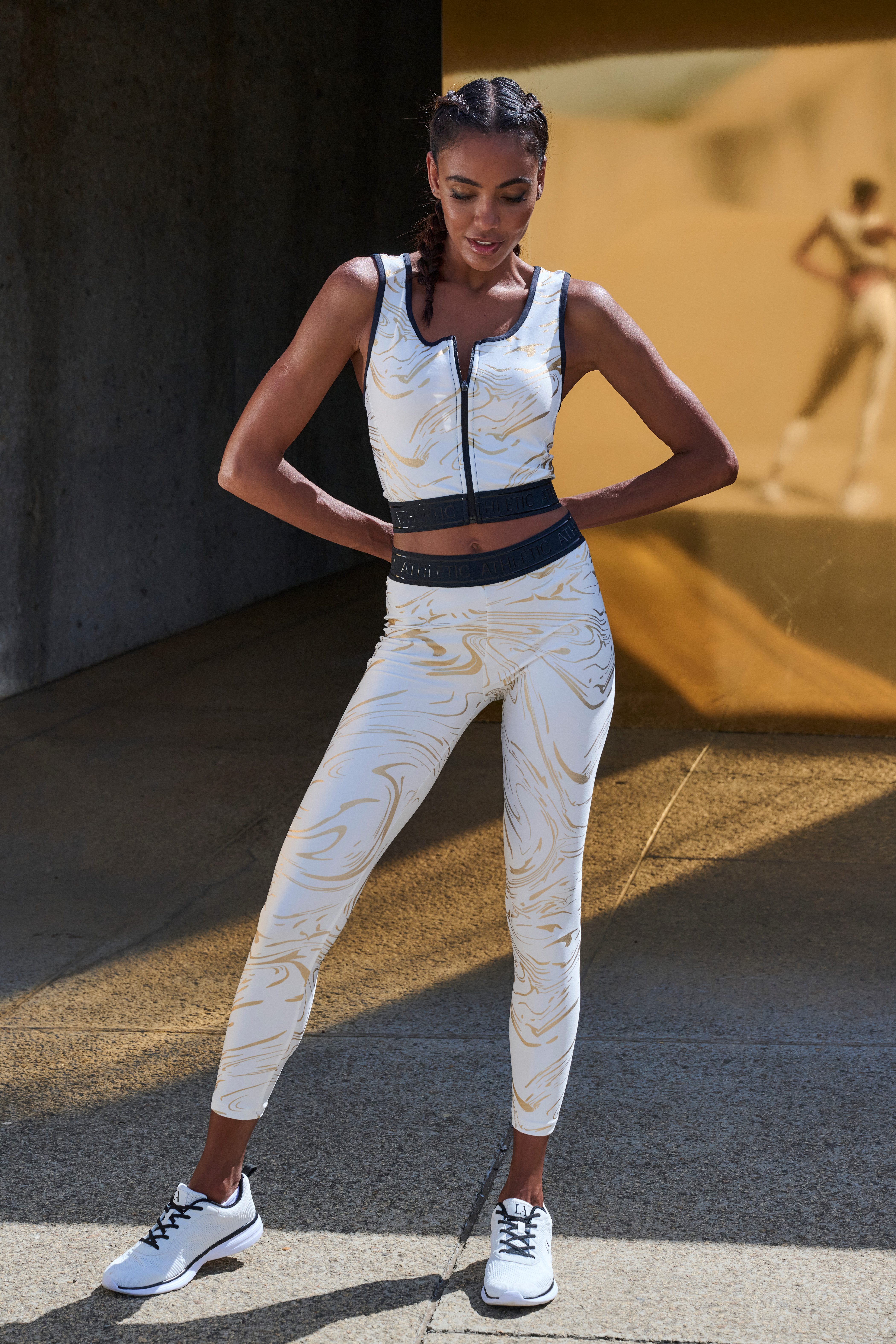 LASCANA ACTIVE Funktionsleggings Sportleggings mit glänzendem Print und 3D Schriftzug