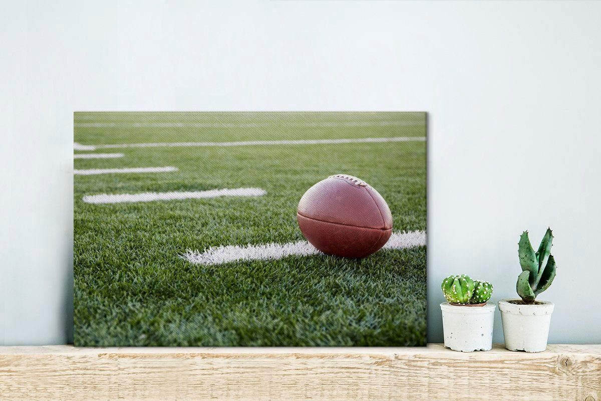 OneMillionCanvasses® Leinwandbild Nahaufnahme eines American Wandbild auf Feld, St), 30x20 einem schönen Aufhängefertig, Football (1 cm Leinwandbilder, Wanddeko