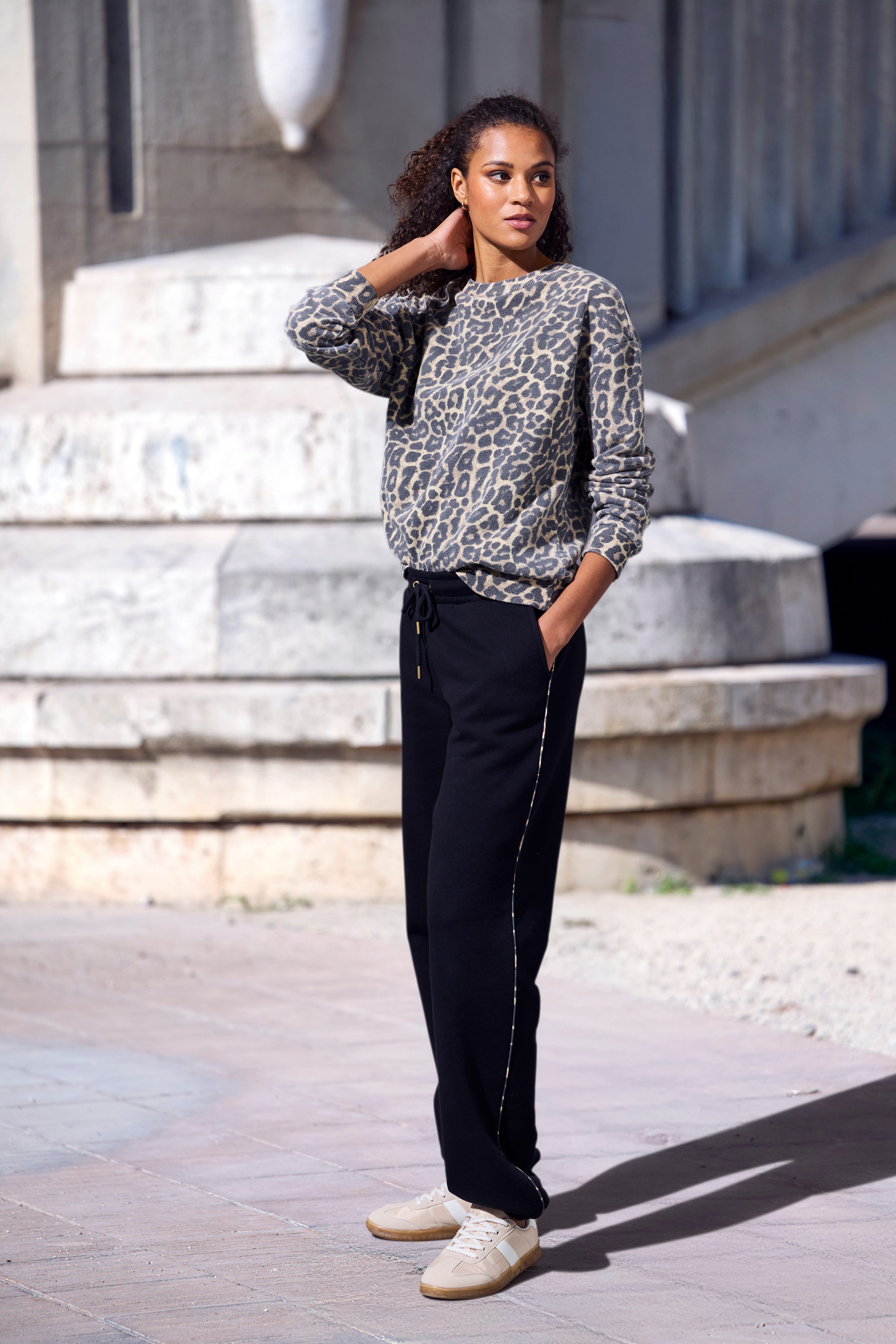 Buffalo Sweathose Loungehose mit seitlichen Piping in Leo-Optik, Home- und Loungewear – Bild 3 von 5