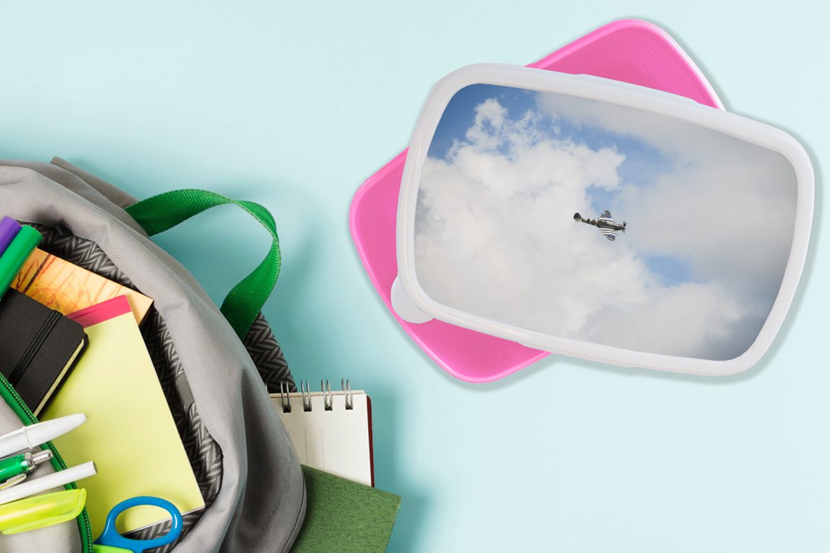 MuchoWow Lunchbox Spitfire-Flugzeug Himmel, Kunststoff (2-tlg), Kinder, in Brotbox einem Kunststoff, rosa Snackbox, Brotdose Erwachsene, bewölkten Mädchen, für