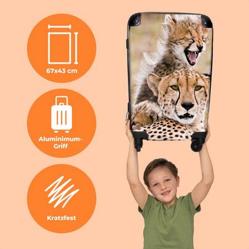 NoBoringSuitcases.com© Koffer Gepard - Wildtiere - Savanne - Porträt 67x43x25cm, 4 Rollen, Mittelgroßer Koffer für Kinder, Trolley