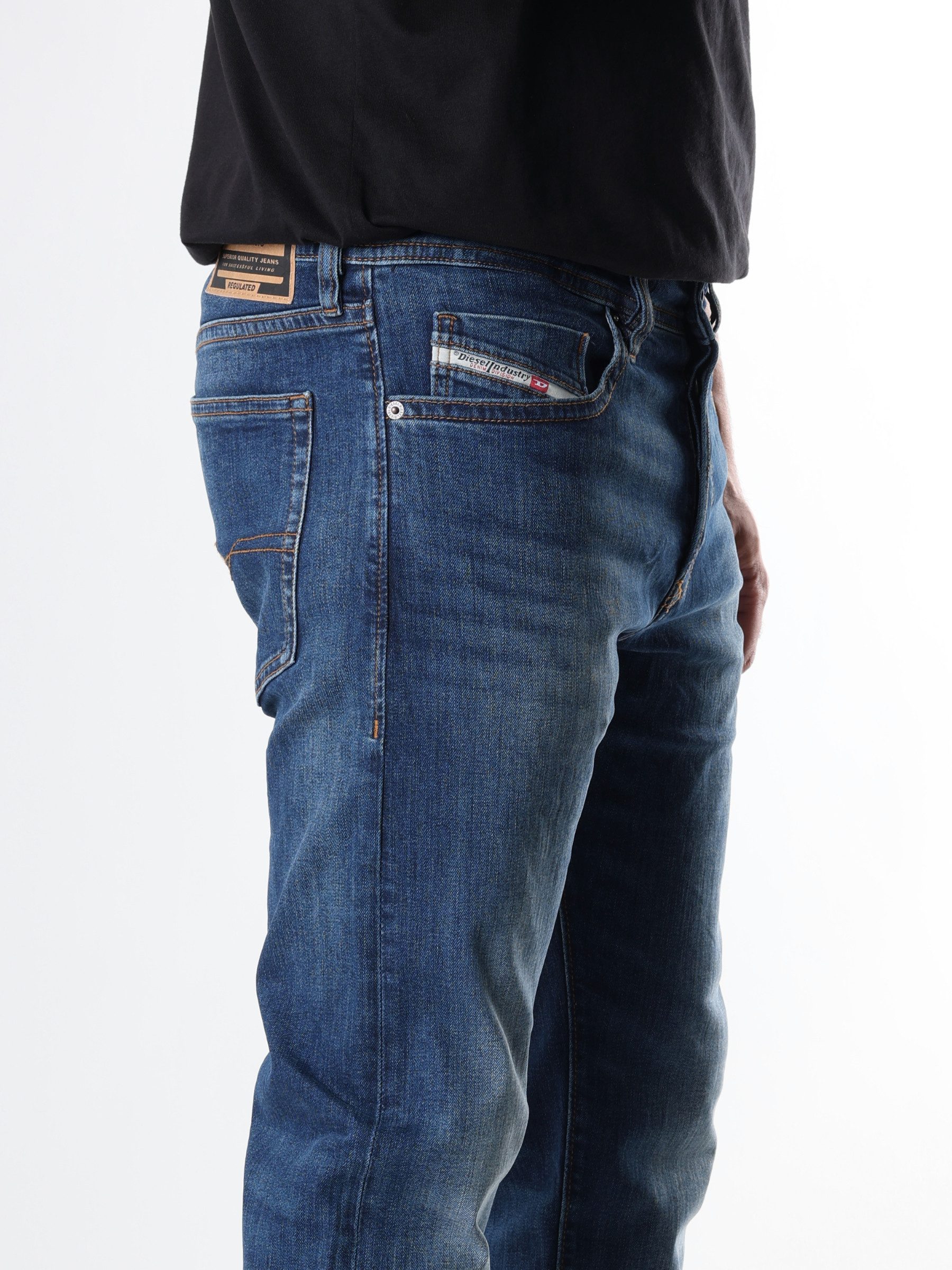 Diesel Tapered-fit-Jeans Regular Fit, niedrige Leibhöhe - BUSTER-X - Länge:32 Leichter Denim, mittlerer bis hoher Stretch – Bild 3 von 4
