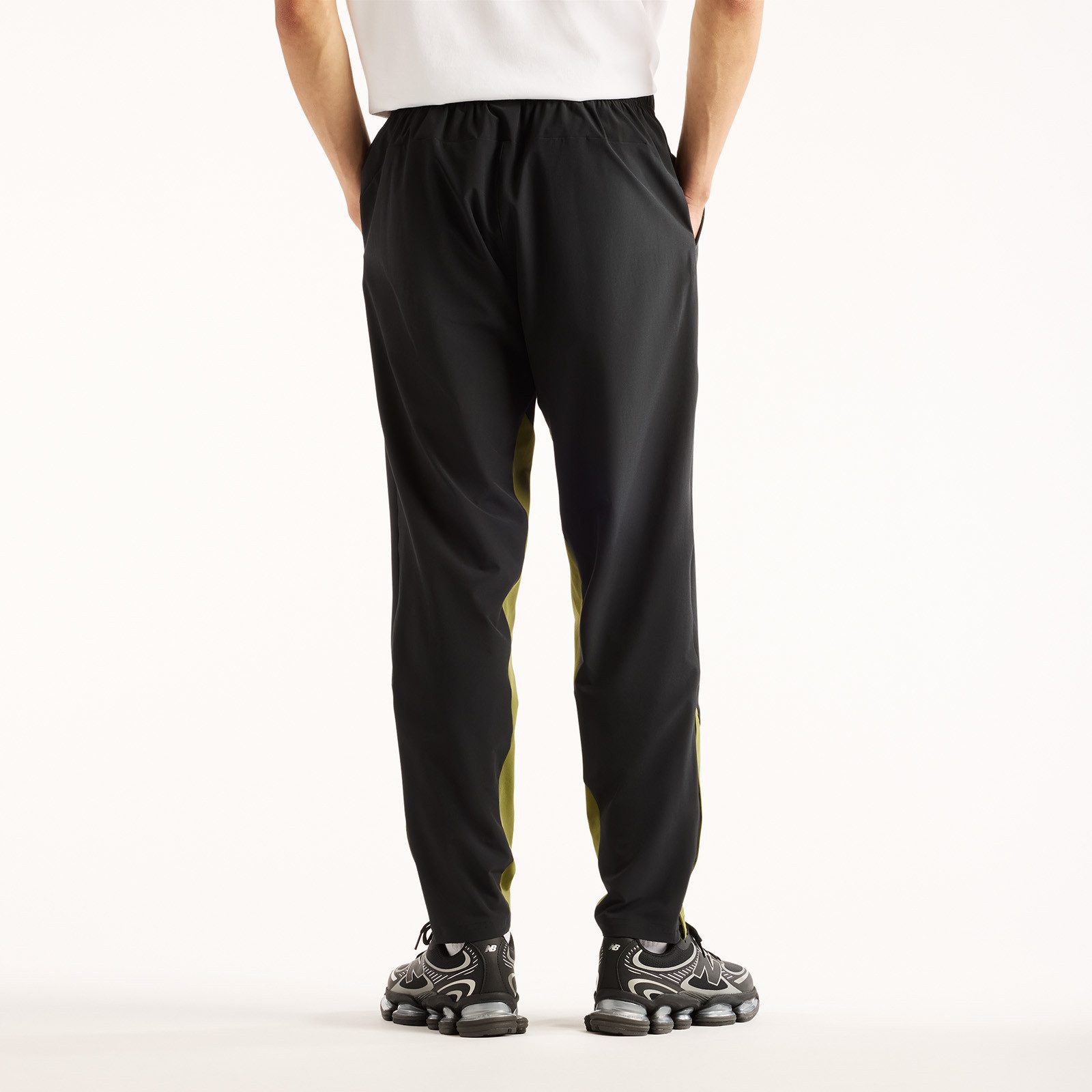 New Balance Trainingshose UTILITY STRETCH WOVEN PANT Trainingshose für Fitness und Sportmode, sportlicher Stil