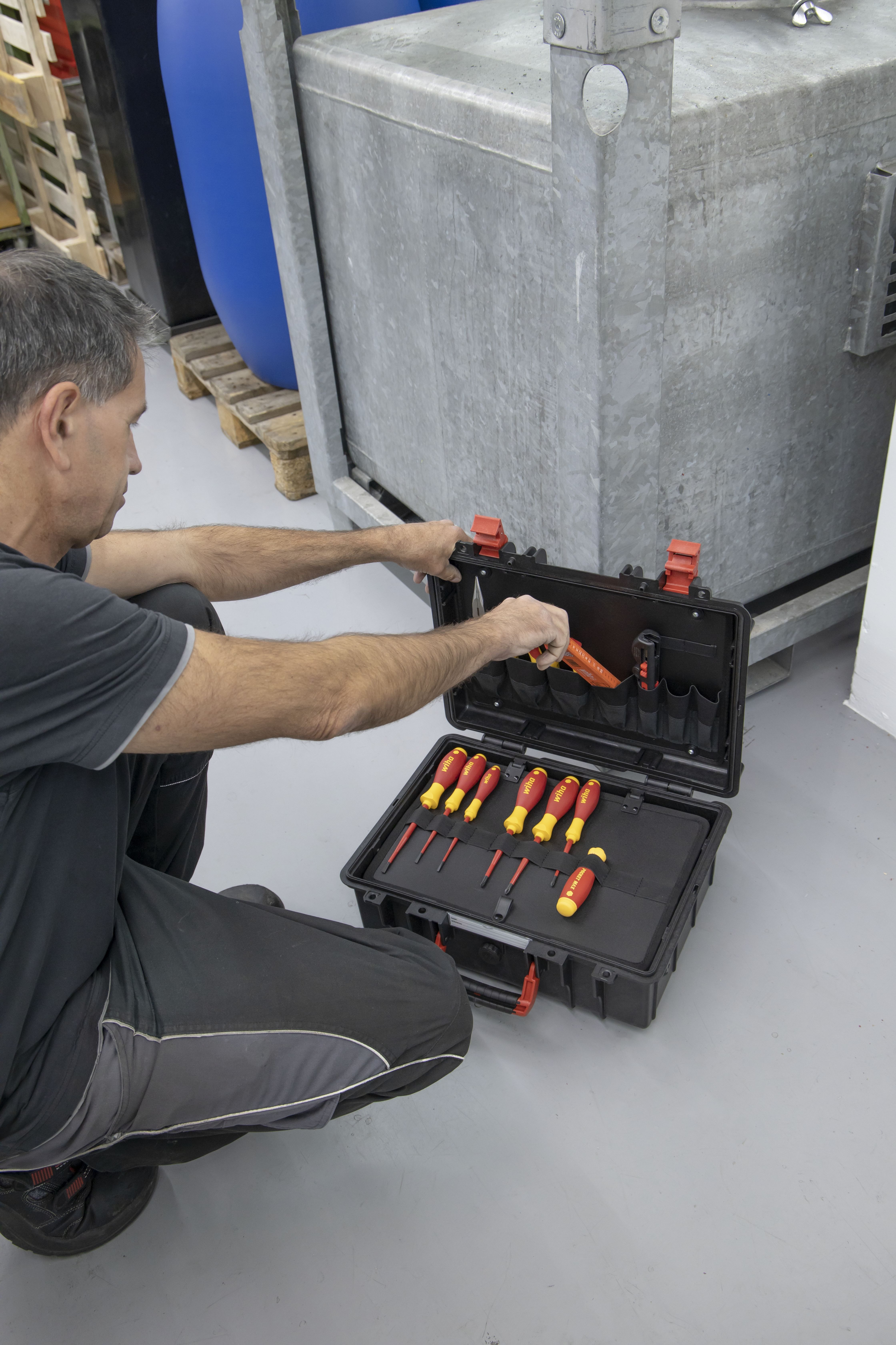 Wiha Werkzeugkoffer für Elektroinstallation (45530), Set für Profi & Azubi 18-teilig VDE