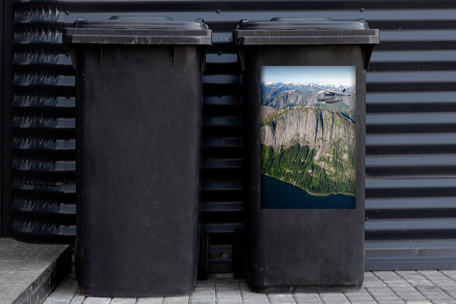 Alaska St), Mülltonne, Container, Sticker, Vogelperspektive Mülleimer-aufkleber, in Bergen aus Flugzeug über Abfalbehälter MuchoWow Wandsticker (1 der
