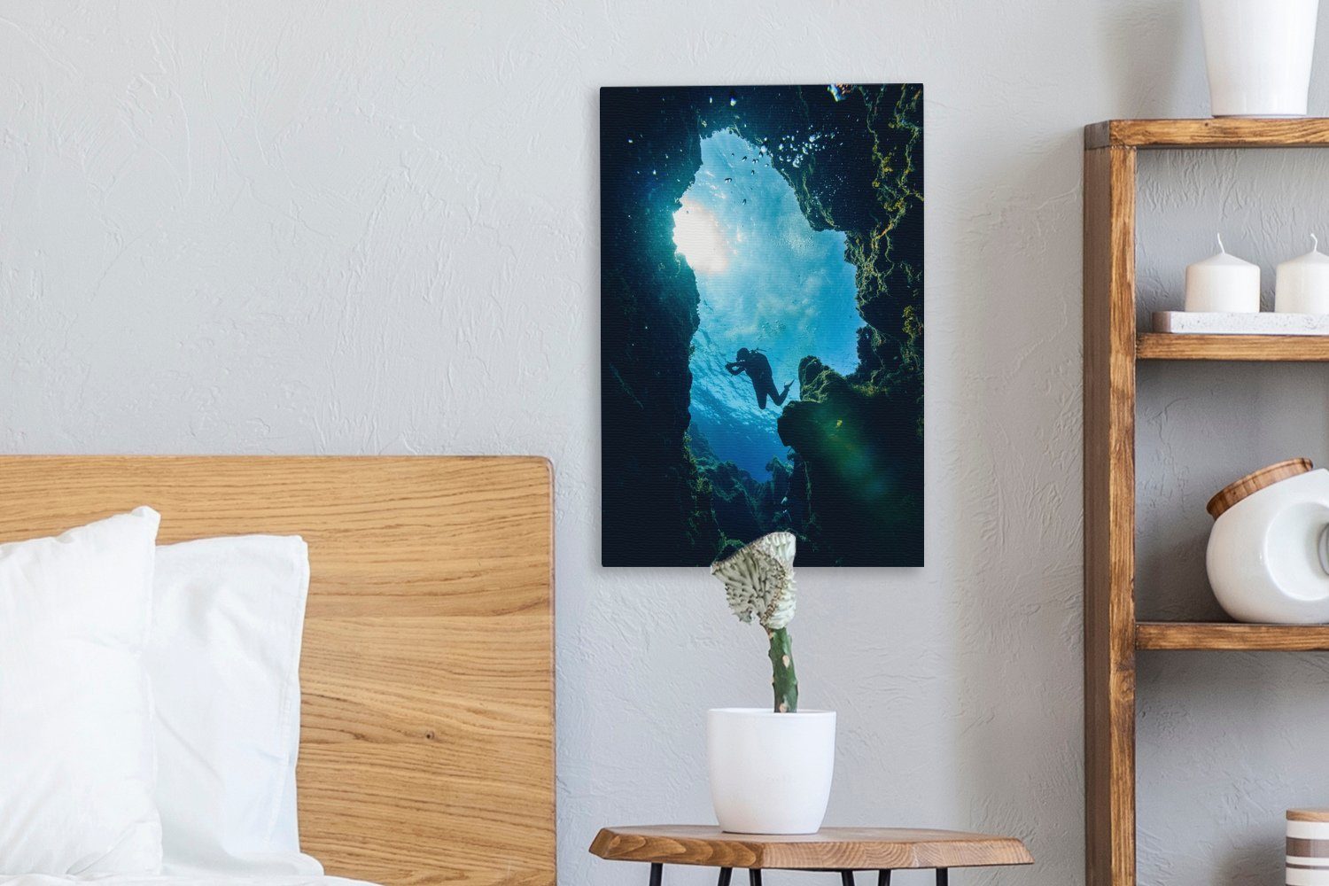 OneMillionCanvasses® Leinwandbild Die Silhouette eines Leinwandbild klarem 20x30 Gemälde, St), inkl. extrem Zackenaufhänger, (1 Wasser, fertig in cm bespannt Tauchers