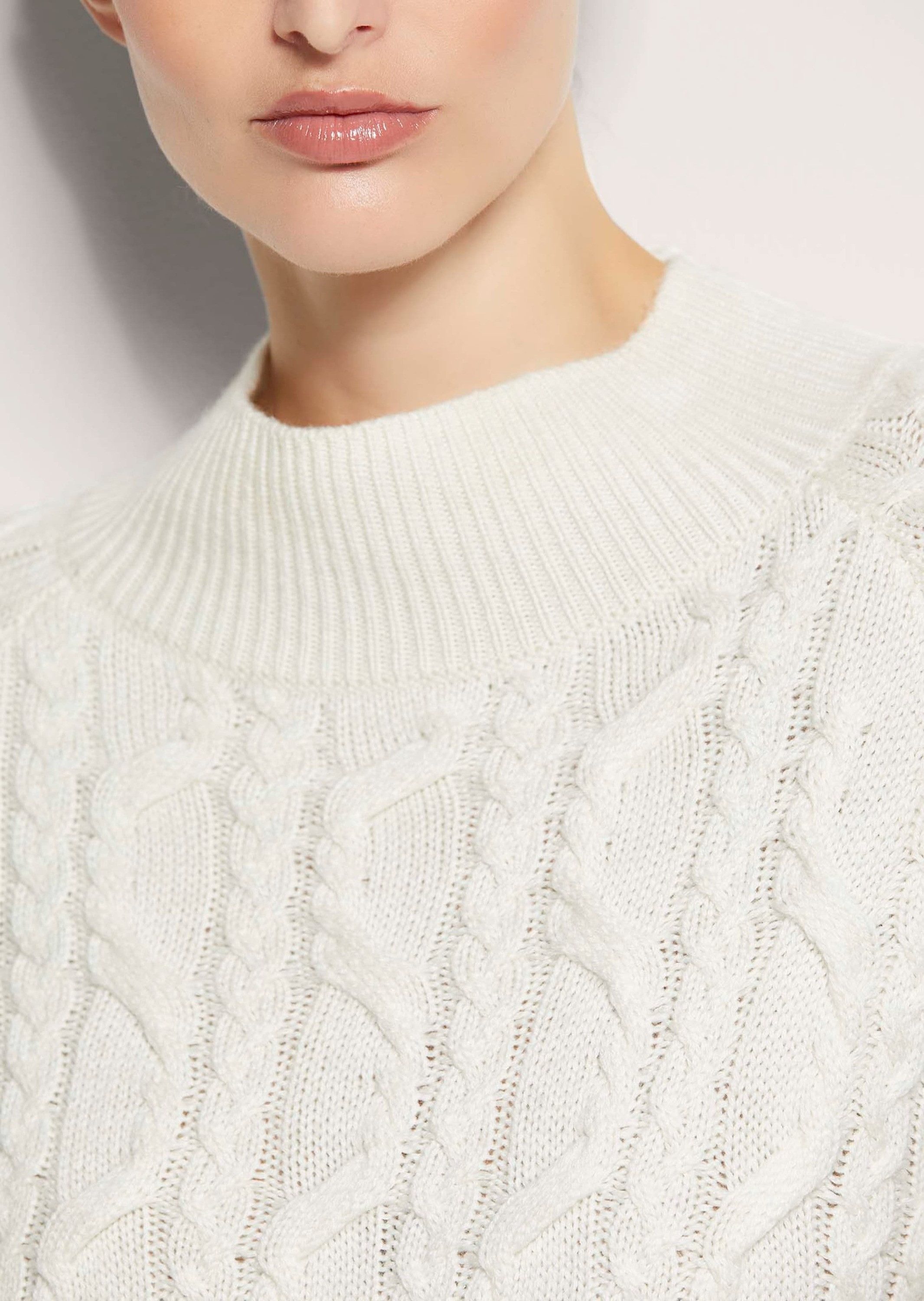 MADELEINE Strickpullover Kaschmirpullover mit Zopfmuster Wollpullover mit Stehkragen, Rippstrick-Details, lange Raglanärmel