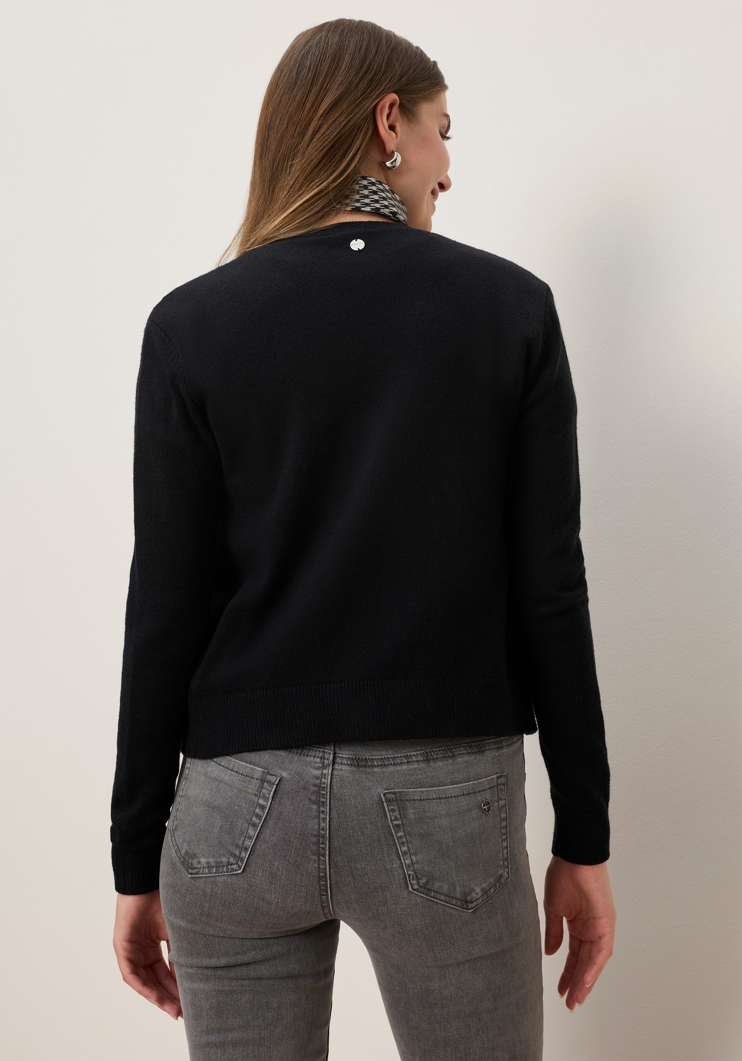 Tamaris Strickjacke kurzer Schnitt, figurumspielende Passform aus weicher Viskosemischung