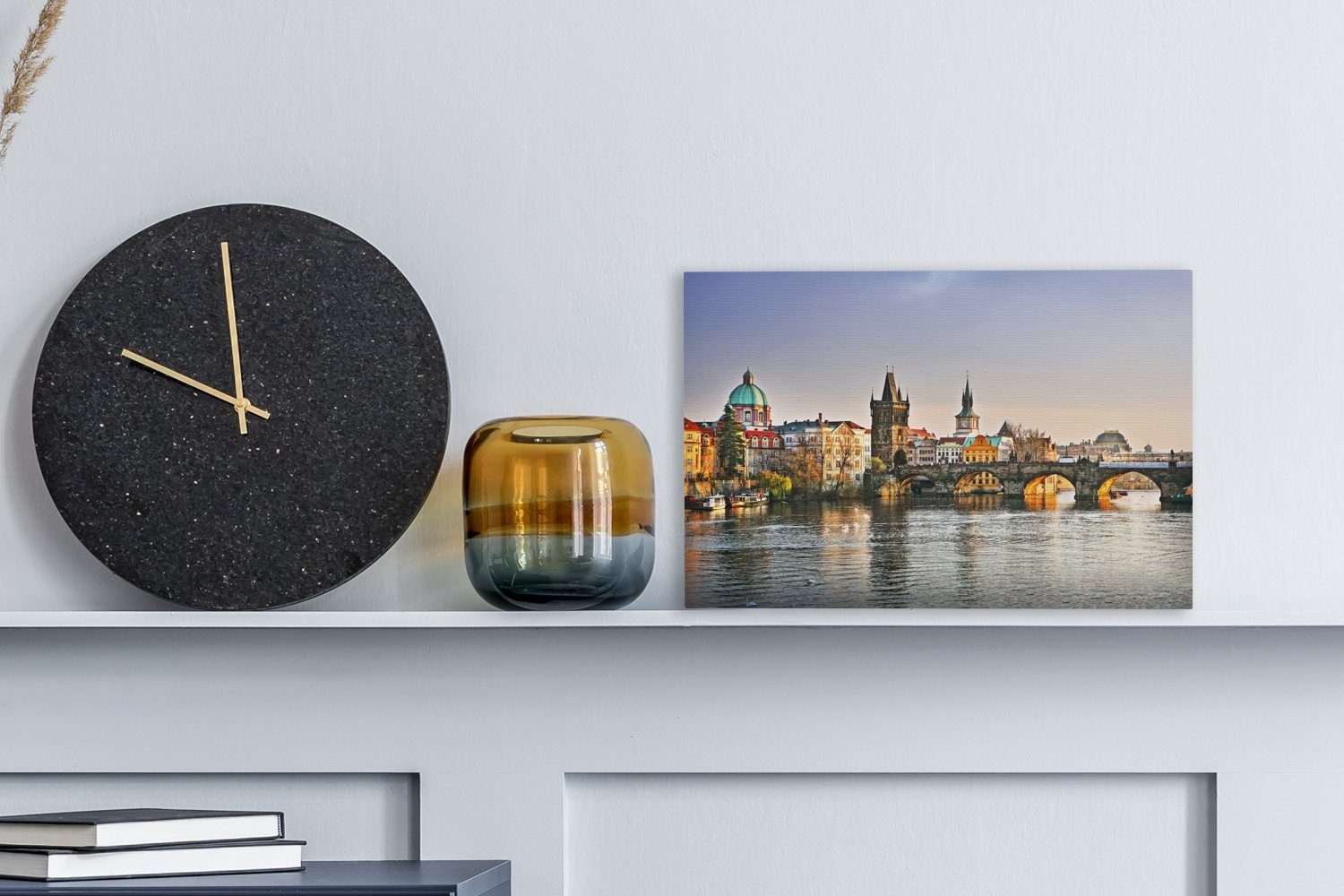 OneMillionCanvasses® Leinwandbild Blick auf die Aufhängefertig, die Karlsbrücke Leinwandbilder, Wanddeko, 30x20 über St), cm (1 Wandbild Moldau