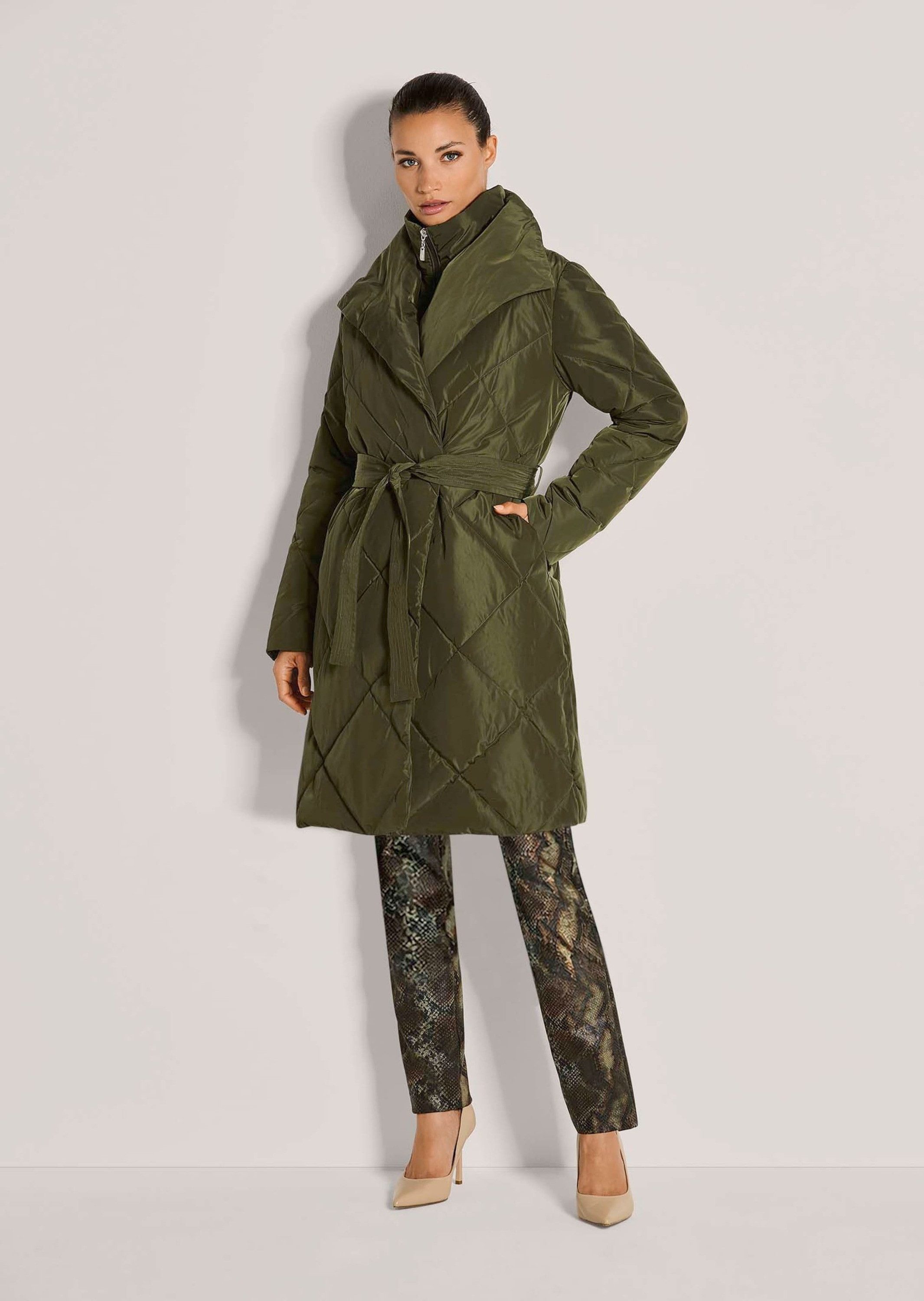 MADELEINE Steppjacke Rauten-Steppmantel mit Bindegürtel Großer Spatenkragen, verdeckte Druckknopfleiste & Eingrifftaschen