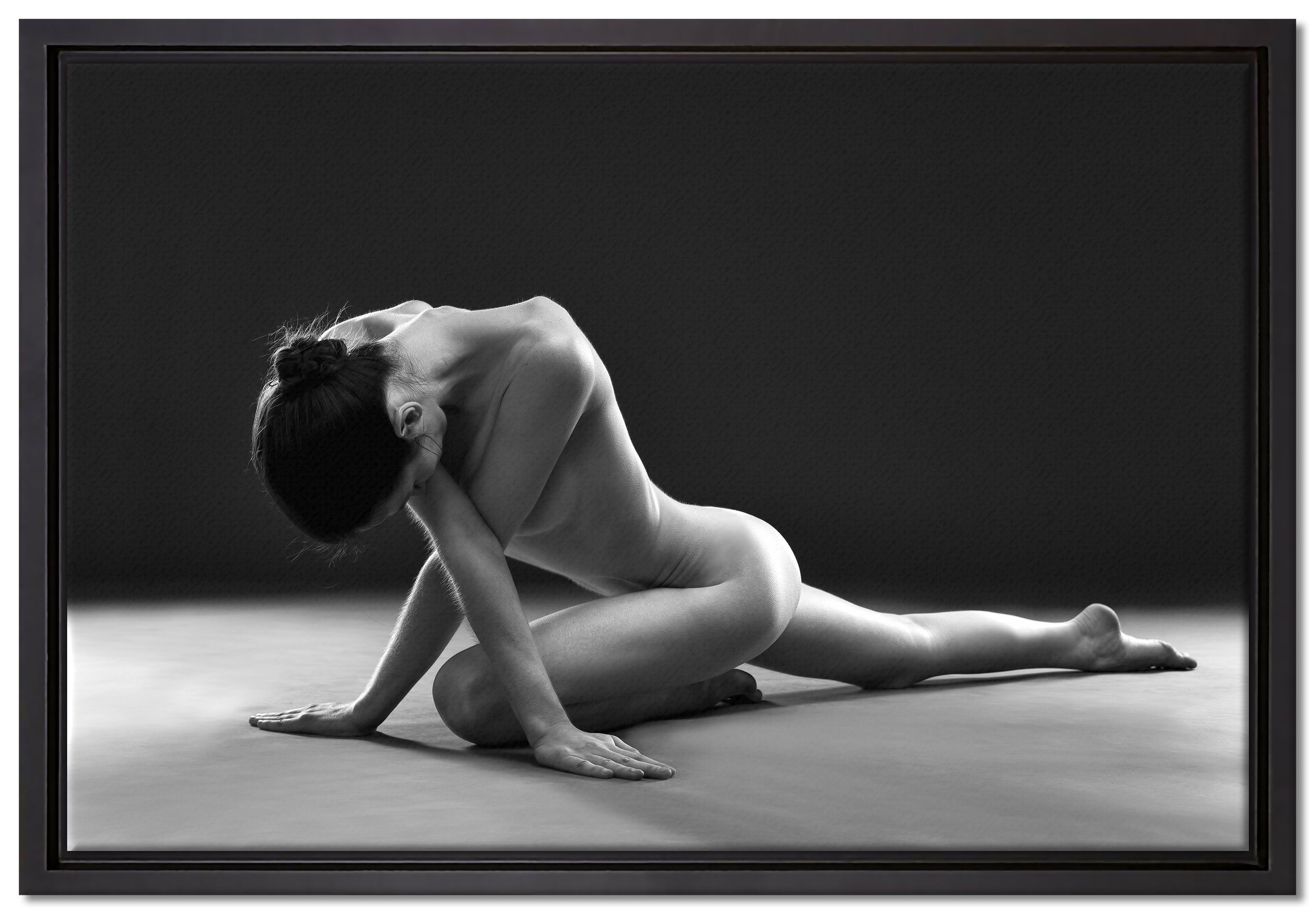 Pixxprint Leinwandbild sexy Frau macht Yoga, Wanddekoration (1 St), Leinwandbild fertig bespannt, in einem Schattenfugen-Bilderrahmen gefasst, inkl. Zackenaufhänger