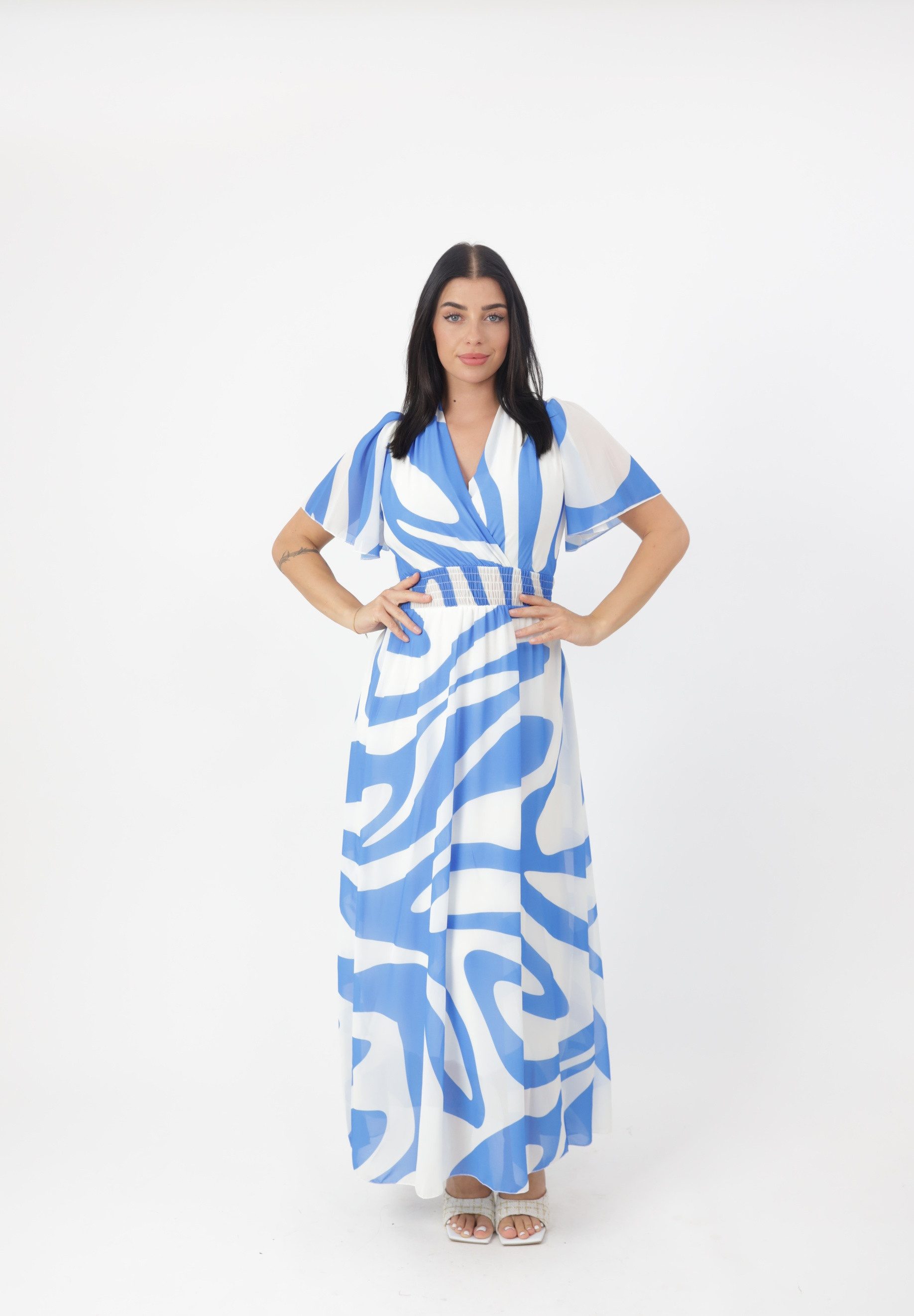 Elara Maxikleid — Sommerkleid Wickeloptik mit grafischem Muster und Smoktaille