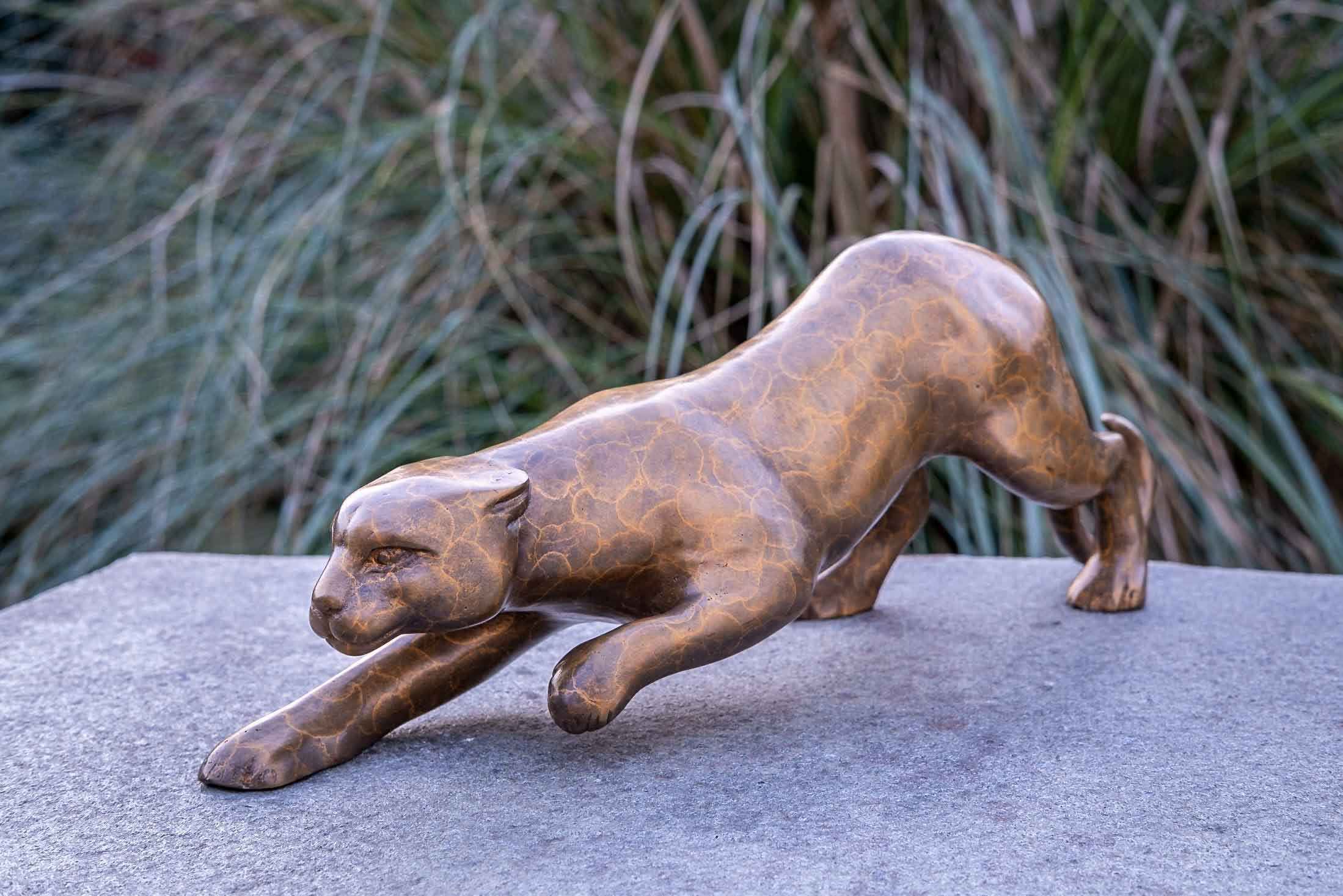 IDYL Gartenfigur IDYL Bronze-Skulptur Kleiner Jaguar Wildkatze, Bronze – sehr robust – Langlebig – witterungsbeständig gegen Frost, Regen und UV-Strahlung. Die Modelle werden in Wachsausschmelzverfahren in Bronze gegossen und von Hand patiniert.