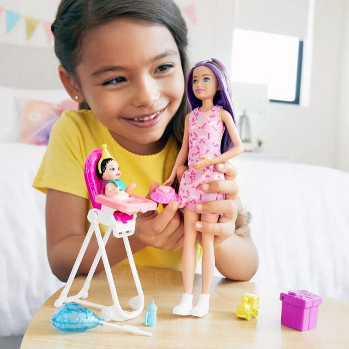 Mattel® Anziehpuppe - - Geburtstagsspielset Farbwechsel Babysitter Puppe, mit Barbie Skipper Mattel GRP40 