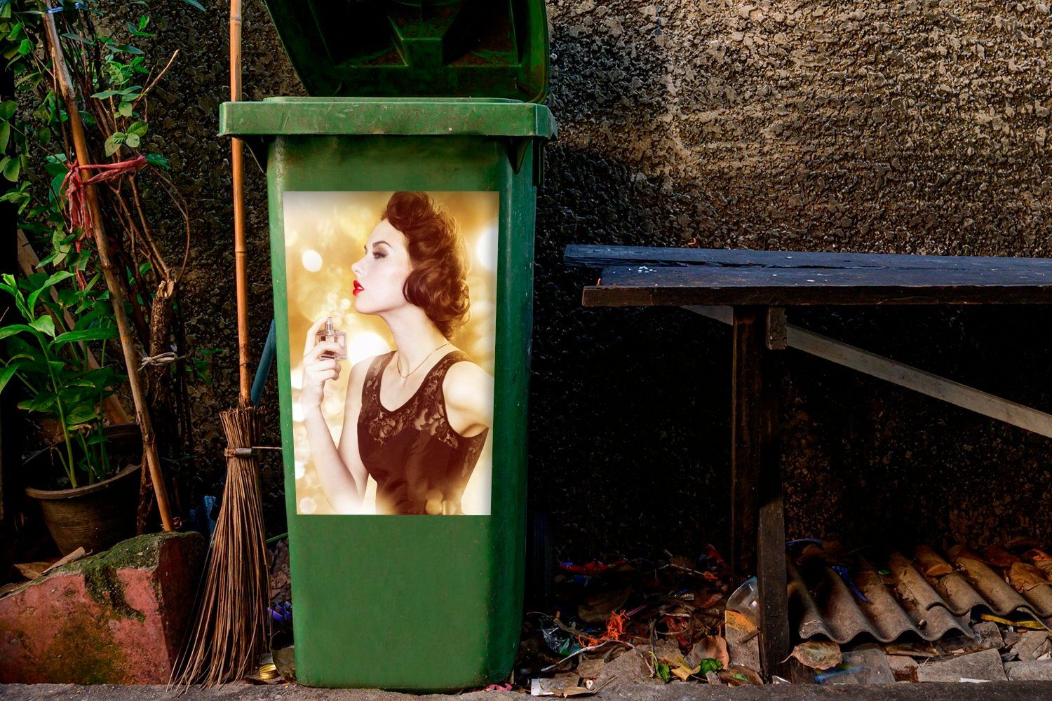 MuchoWow Wandsticker Eine Frau sprüht Hals ihren Mülleimer-aufkleber, Mülltonne, Parfüm Container, Abfalbehälter auf Sticker, St), (1