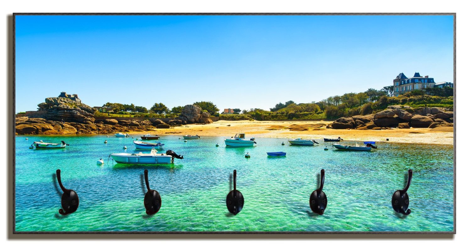 Wallario Garderobenpaneel Französische Bucht mit klarem Wasser und Booten (1-teilig, inkl. Haken und Befestigung), 80x40cmHolz