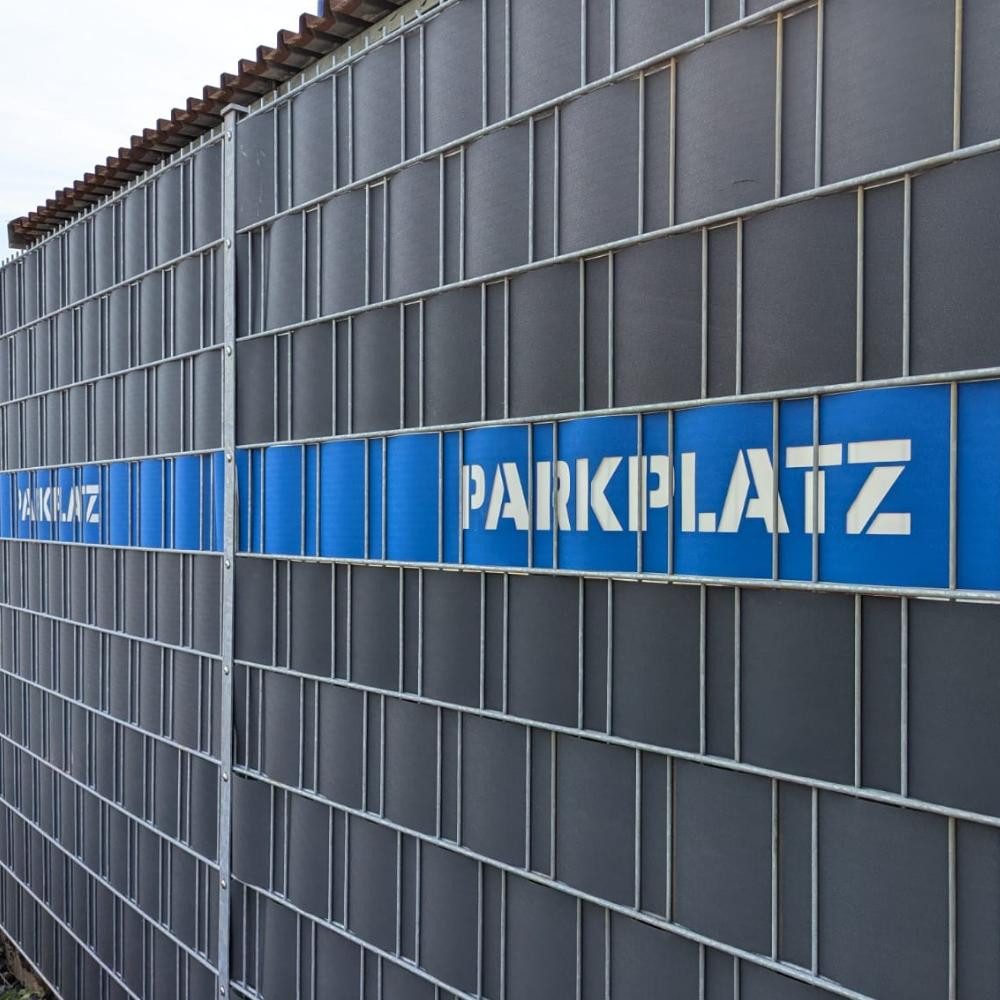 zaunzu Sichtschutzstreifen Laser Beschriftung "KUNDENPARKPLATZ" Tiefschwarz, (1x Einzelstreifen, für Doppelstabmattenzaun), Made in Germany