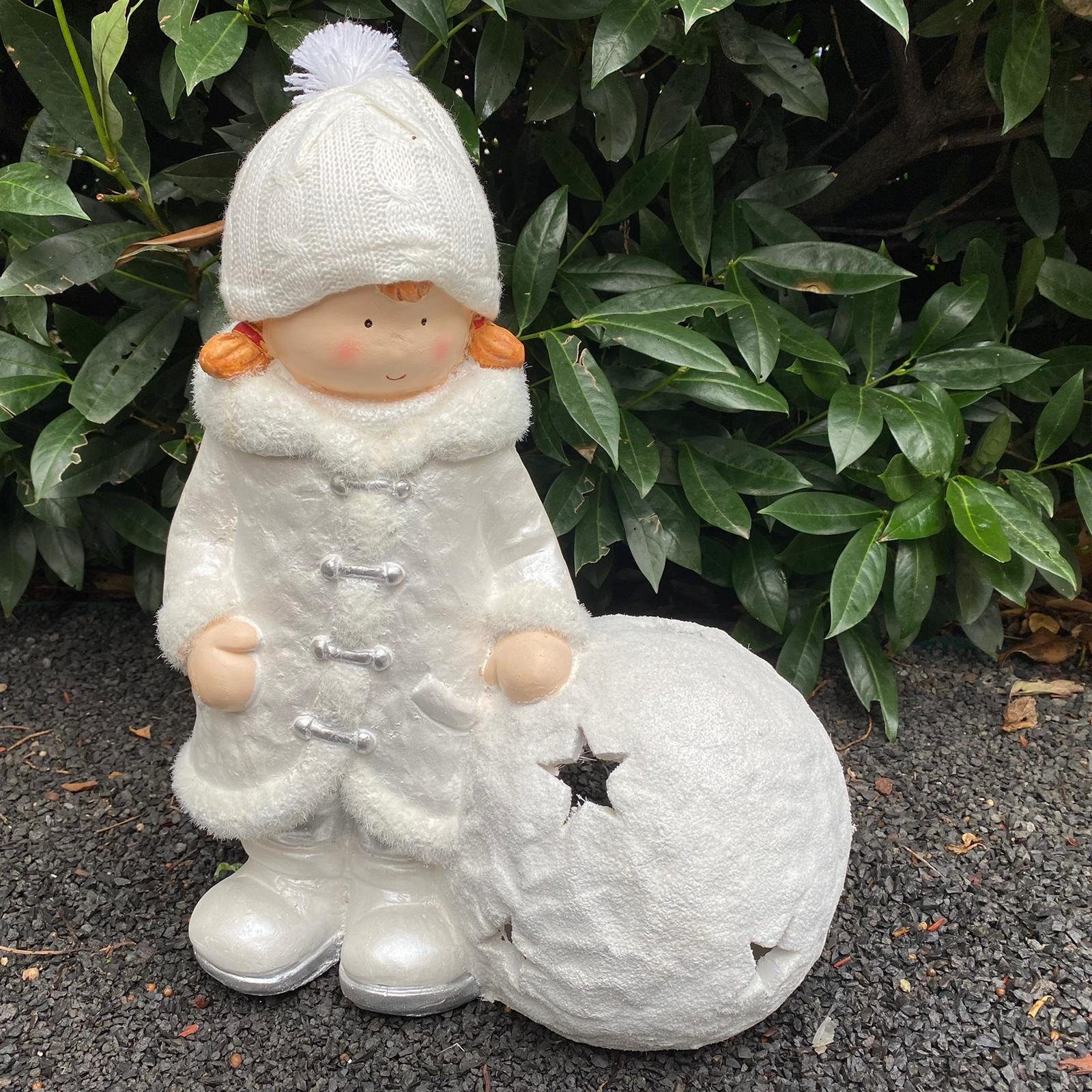 Aspinaworld Gartenfigur Winterkind Figur mit Schneeball und Mütze 45 cm Gartendeko