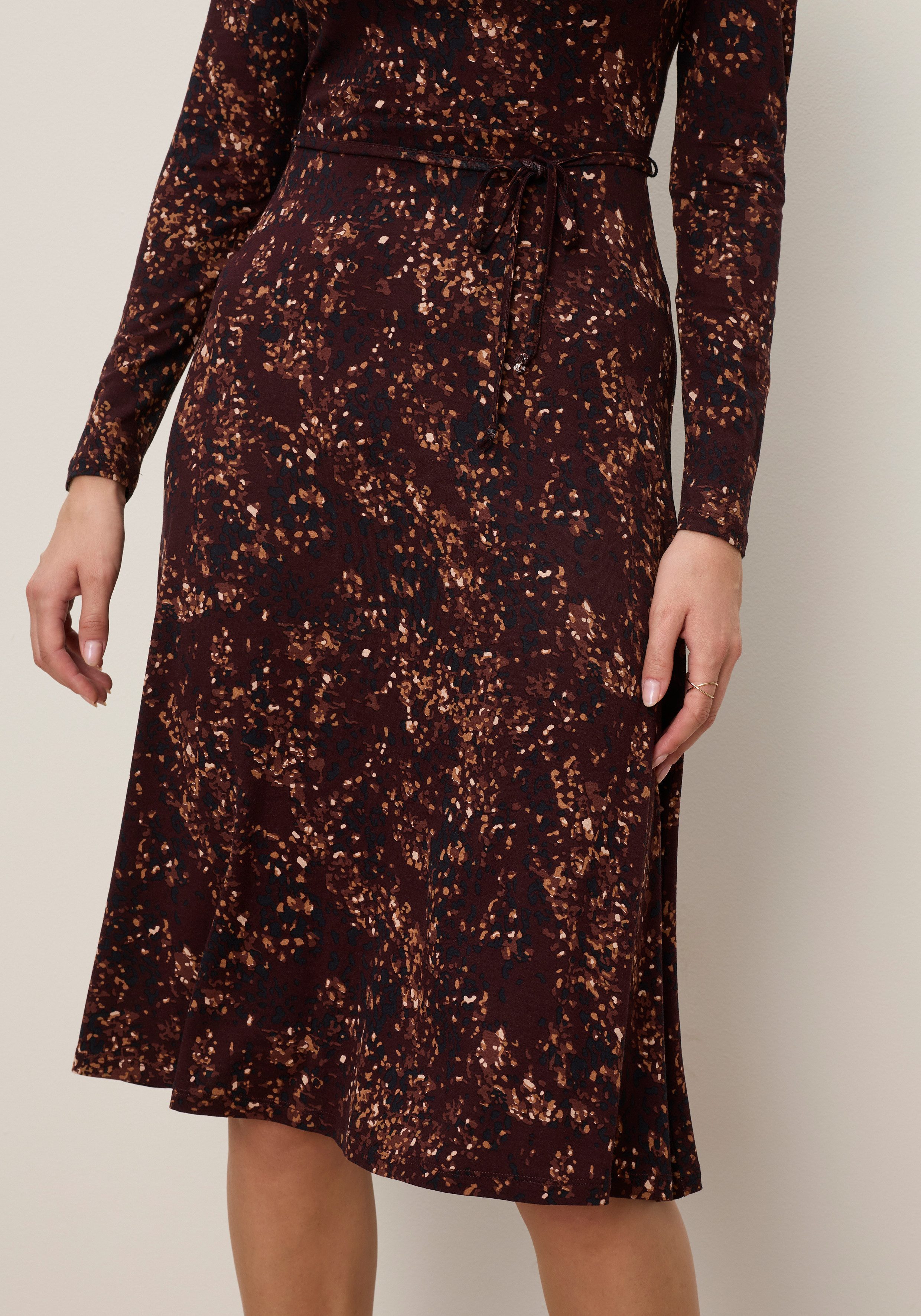 Tamaris Midikleid mit taillierter Passform, kniebedeckende Länge, aus Jersey mit femininem Muster