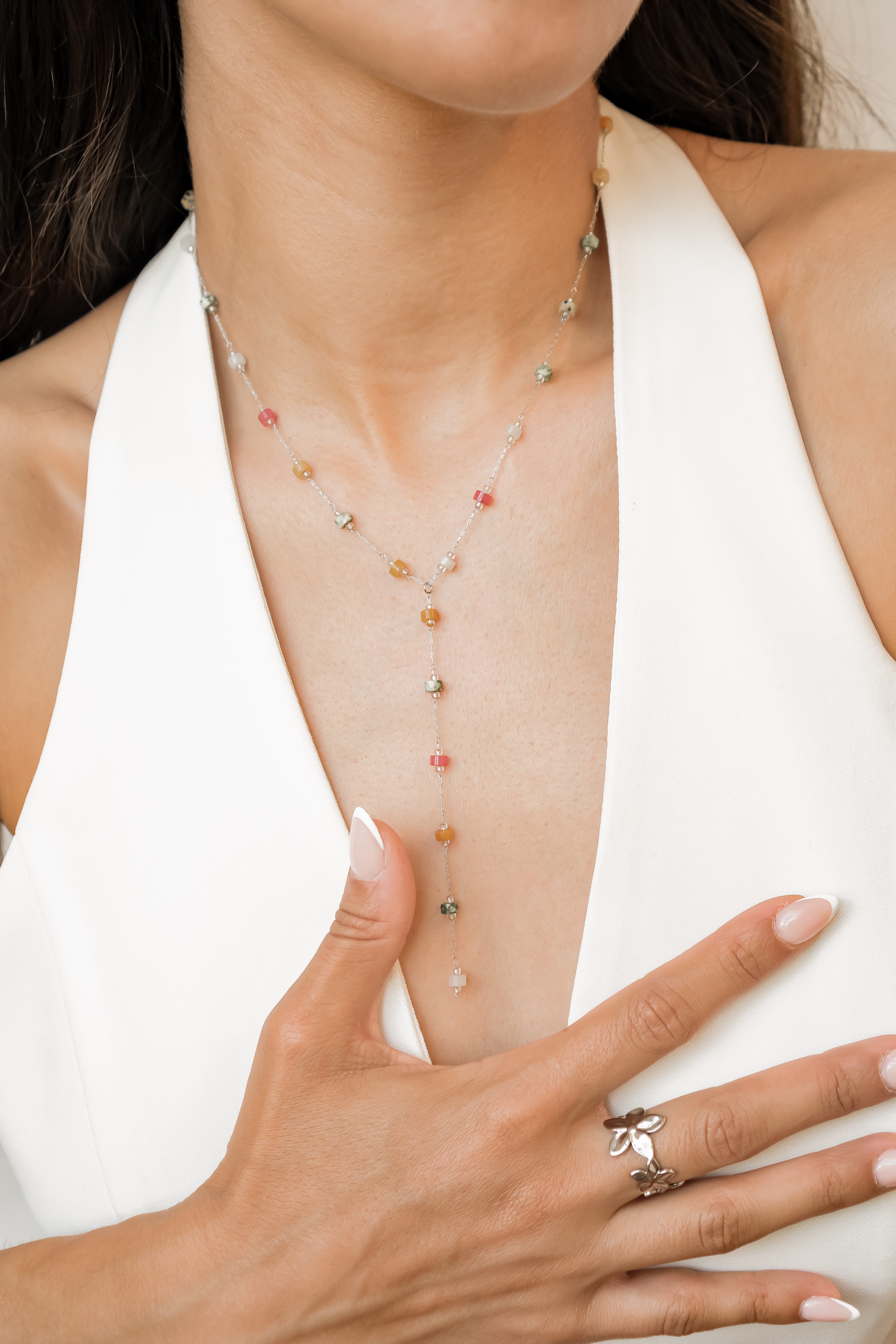Hey Happiness Y-Kette mit bunten Perlen – Edelstahl Damen Halskette 18K vergoldet, verstellbarer Perlenkette Boho-Schmuck in Erdtönen für Alltag & Sommer – Bild 2 von 5