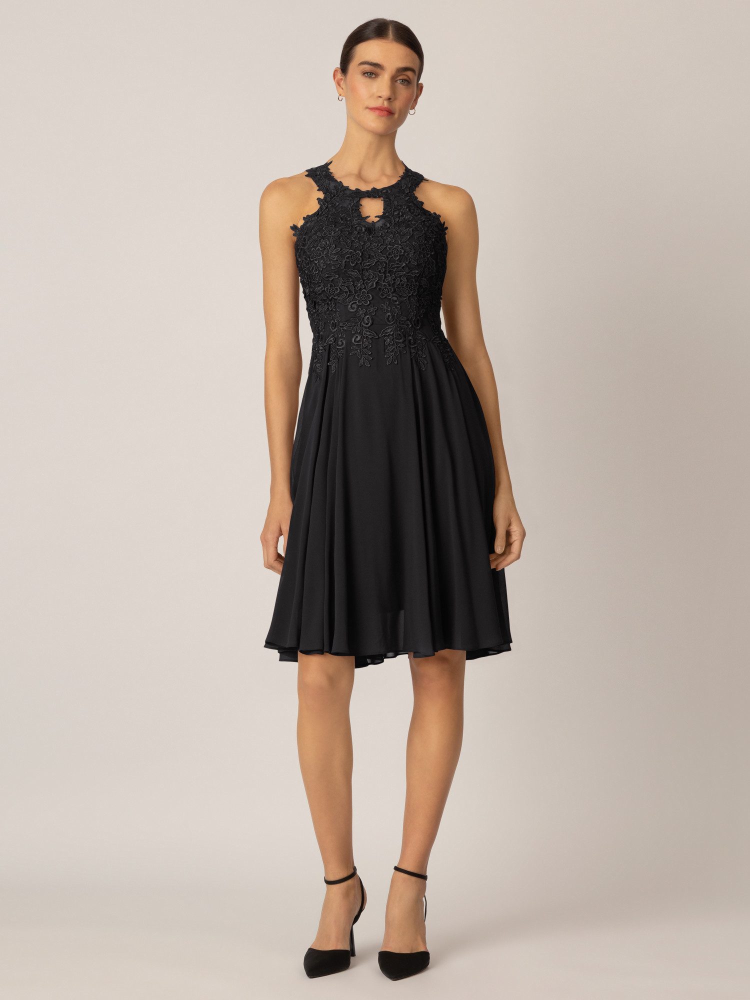Apart Cocktailkleid aus einer Plastischen Spitze günstig online kaufen