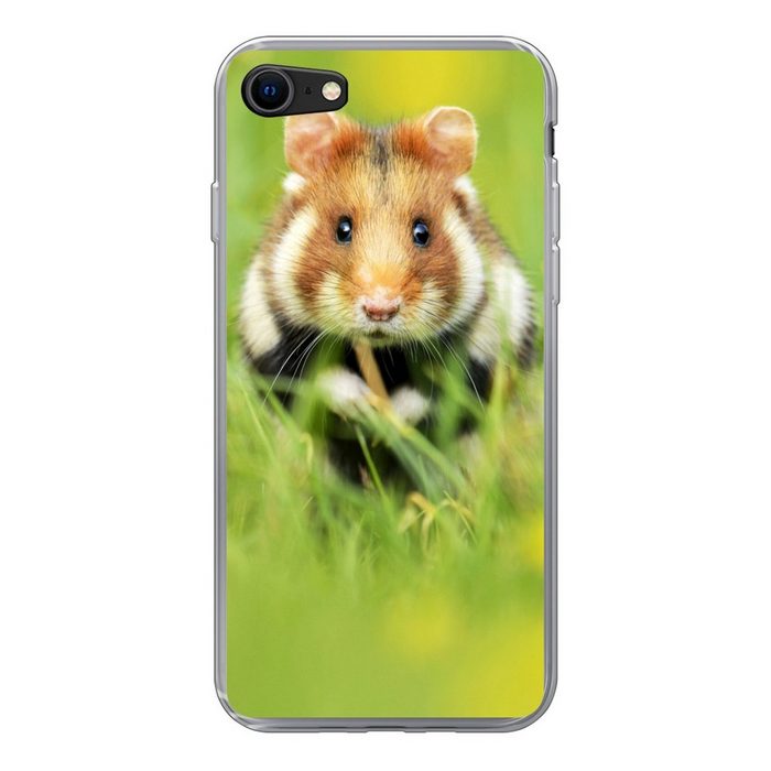 MuchoWow Handyhülle Europäischer Hamster im Gras Handyhülle Apple iPhone 8 Smartphone-Bumper Print Handy Schutzhülle