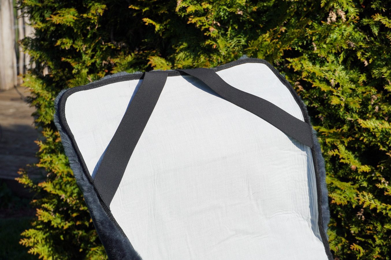 Überwurf Lammfell-Auflage für Garten- und Campingstühle, Sitzauflage, Heitmann Felle, geschorenes Lammfell, warm & kuschelig, perfekt für Garten und Camping