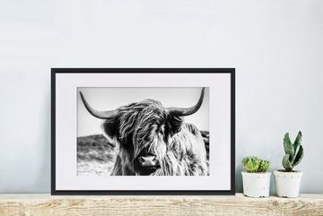 MuchoWow Poster Kuh - Schottischer Hochländer - Schwarz - Weiß - Tier - Natur -, Schottisches Hochlandrind Schwarz Weiß (1 St), mit Rahmen, Kunstdruck, Gerahmtes Poster, Schwarzem Bilderrahmen