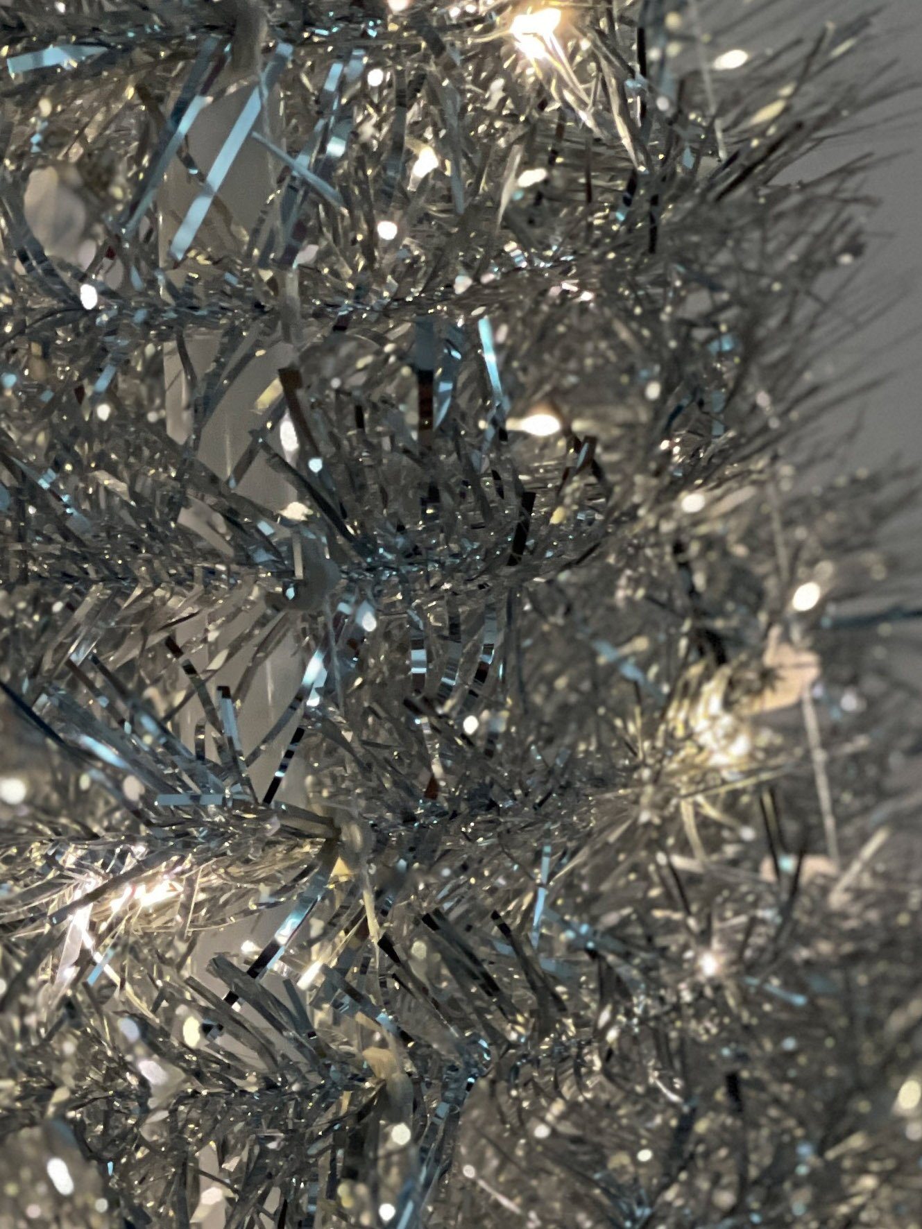 Spetebo Künstlicher Weihnachtsbaum Spiral Weihnachtsbaum 150 cm mit 120 LED - silber, Kunst Tannenbaum mit Stern Spitze für Außen und Innen