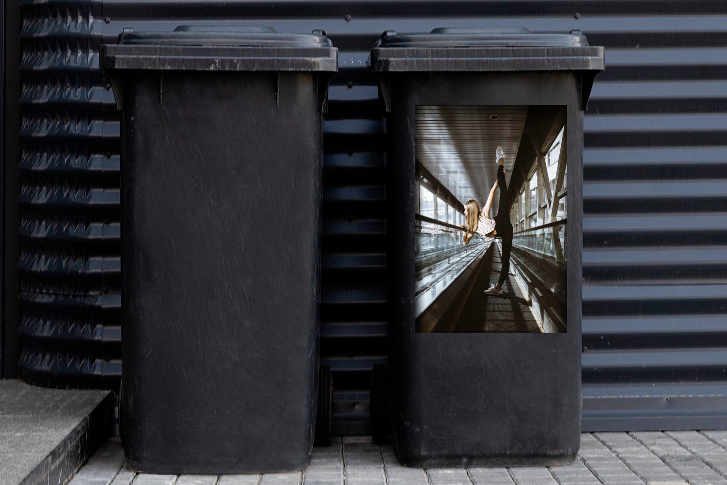 Mülltonne, Mülleimer-aufkleber, Frau St), auf Container, tanzt (1 Abfalbehälter Rolltreppe MuchoWow Ballett einer Sticker, Wandsticker