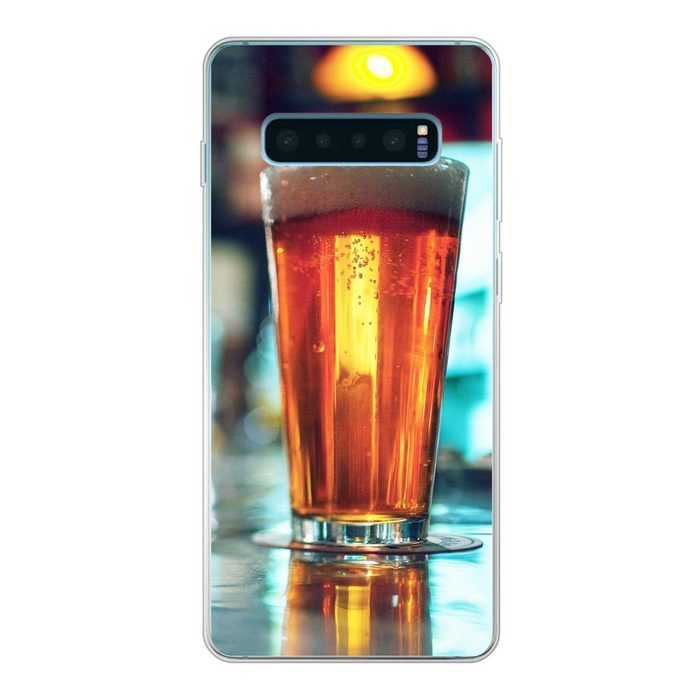 MuchoWow Handyhülle Ein Glas Bier auf der Theke Phone Case Handyhülle Samsung Galaxy S10+ Silikon Schutzhülle FN11283