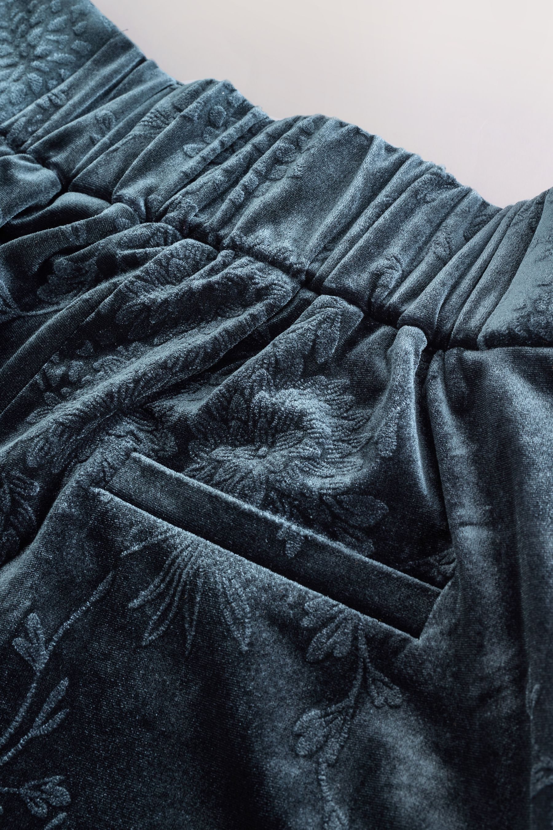 Next Anzughose Samthose mit weitem Beinschnitt und Prägung (1-tlg)