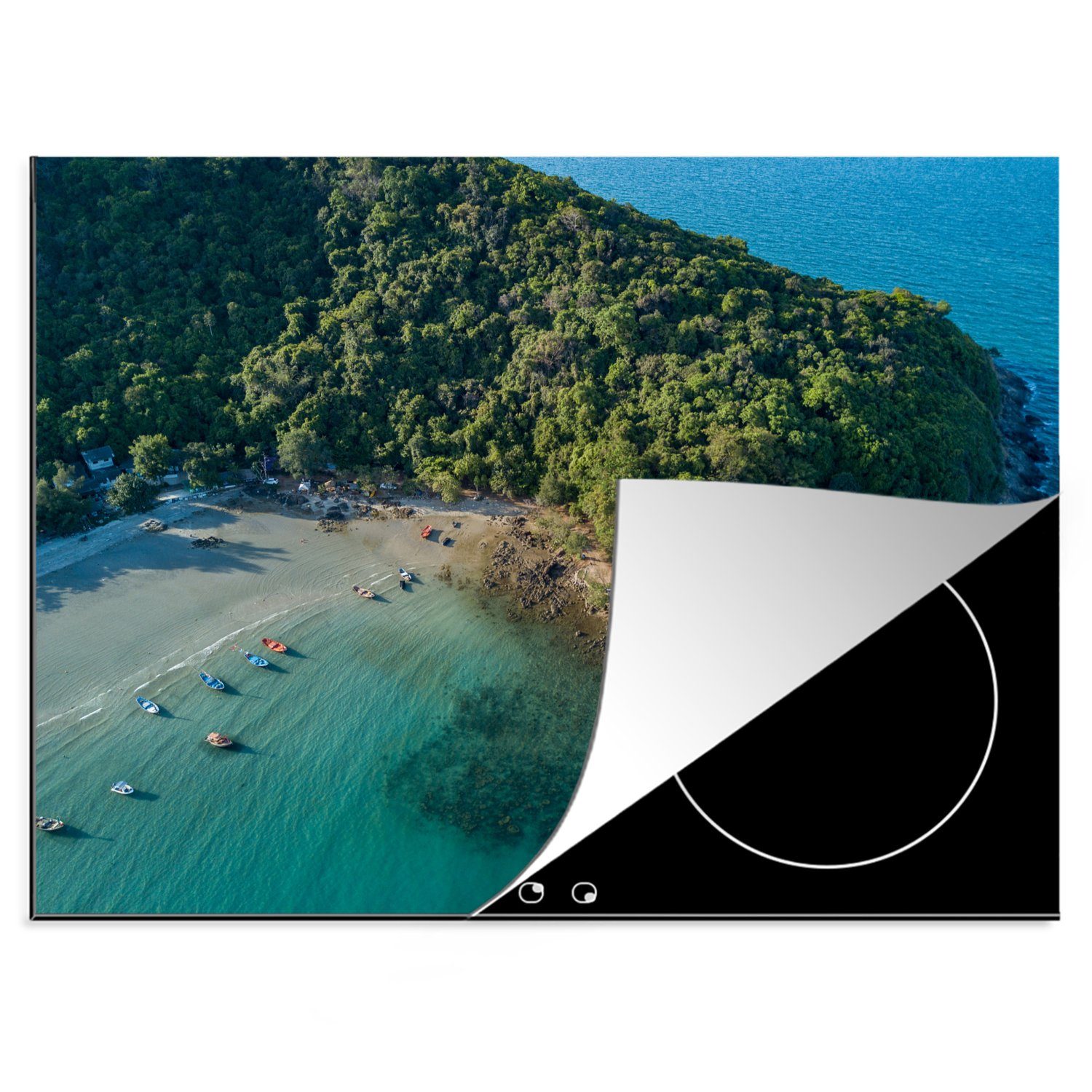 MuchoWow Herdblende-/Abdeckplatte Blick von oben auf einen Strand im thailändischen Khao, Vinyl, (1 tlg), 70x52 cm, Mobile Arbeitsfläche nutzbar, Ceranfeldabdeckung
