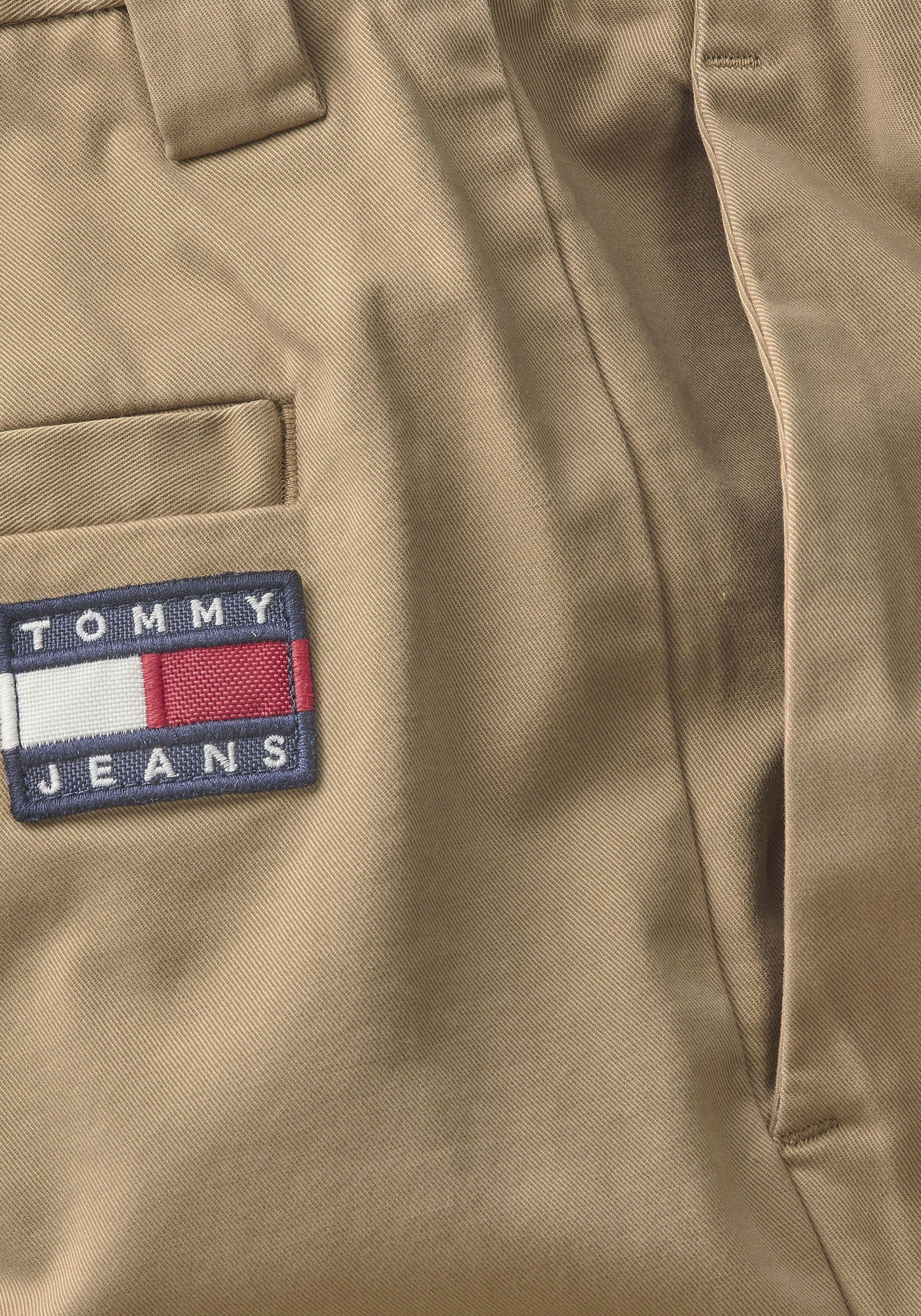 Khaki mit Tommy Classic Chinohose Jeans DAD Label-Badge CHINO TJM