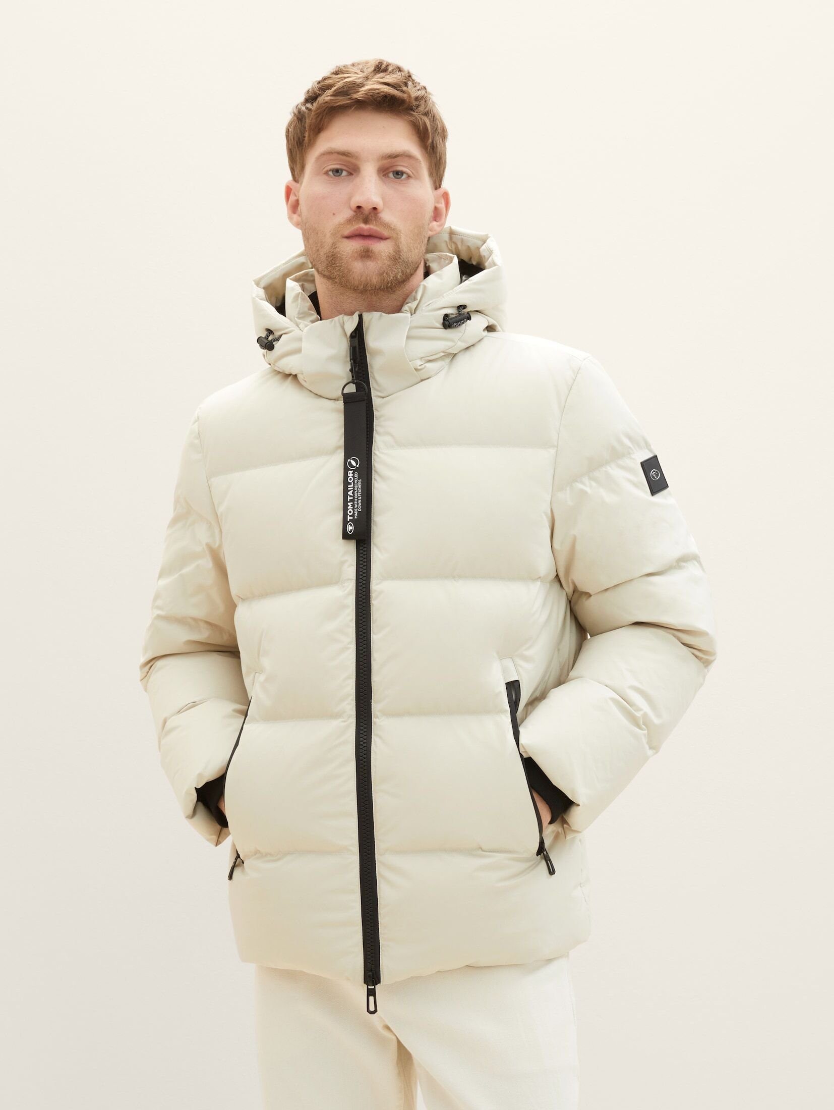TOM TAILOR Winterjacke Jacke mit M ist cm Größe trägt 190 Model Daune, Unser und recycelter groß