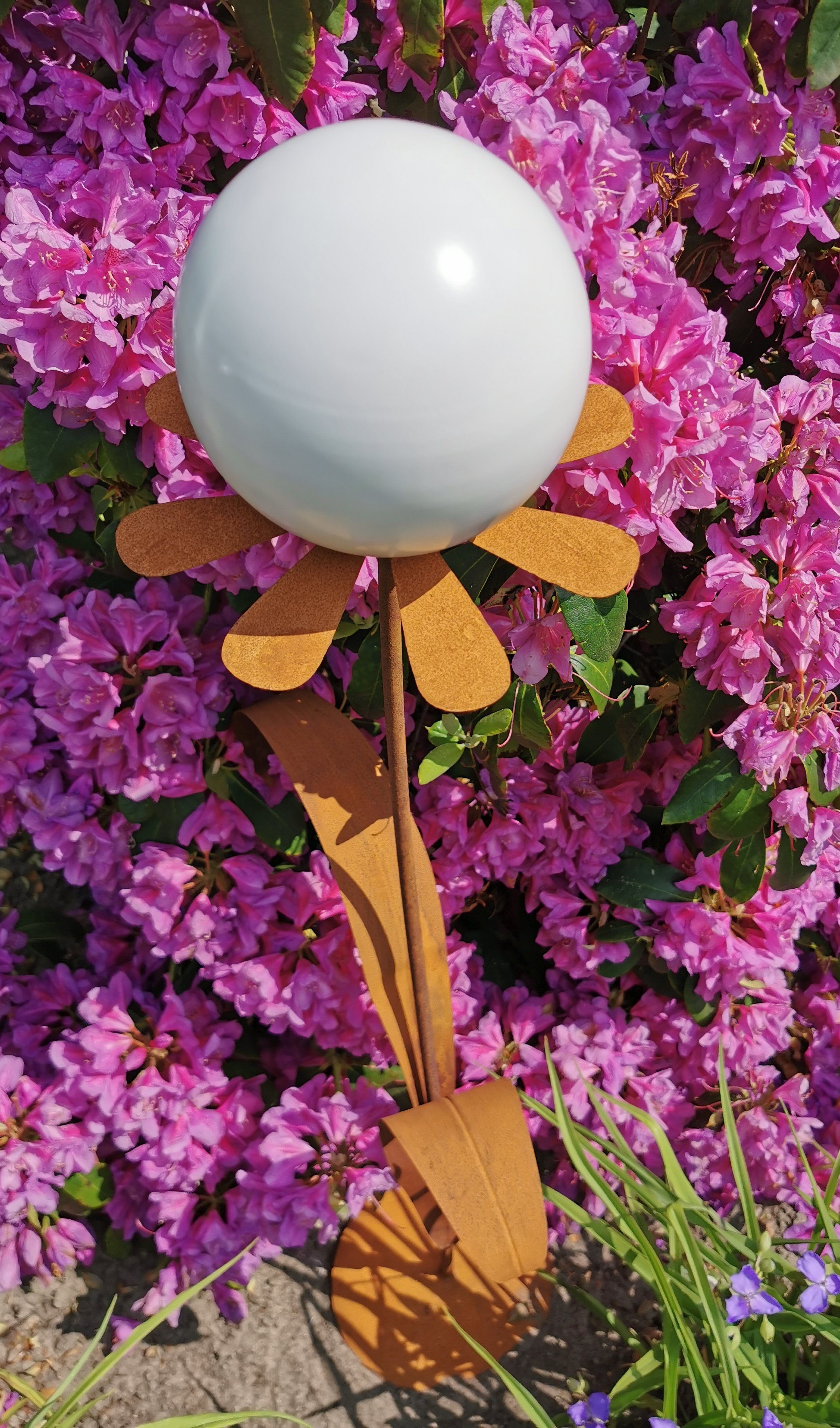 Jürgen und Kugel mit Standfuß Skulptur Bocker Garten-Ambiente Blume Rotterdam Corten 97 weiß Gartenstecker cm