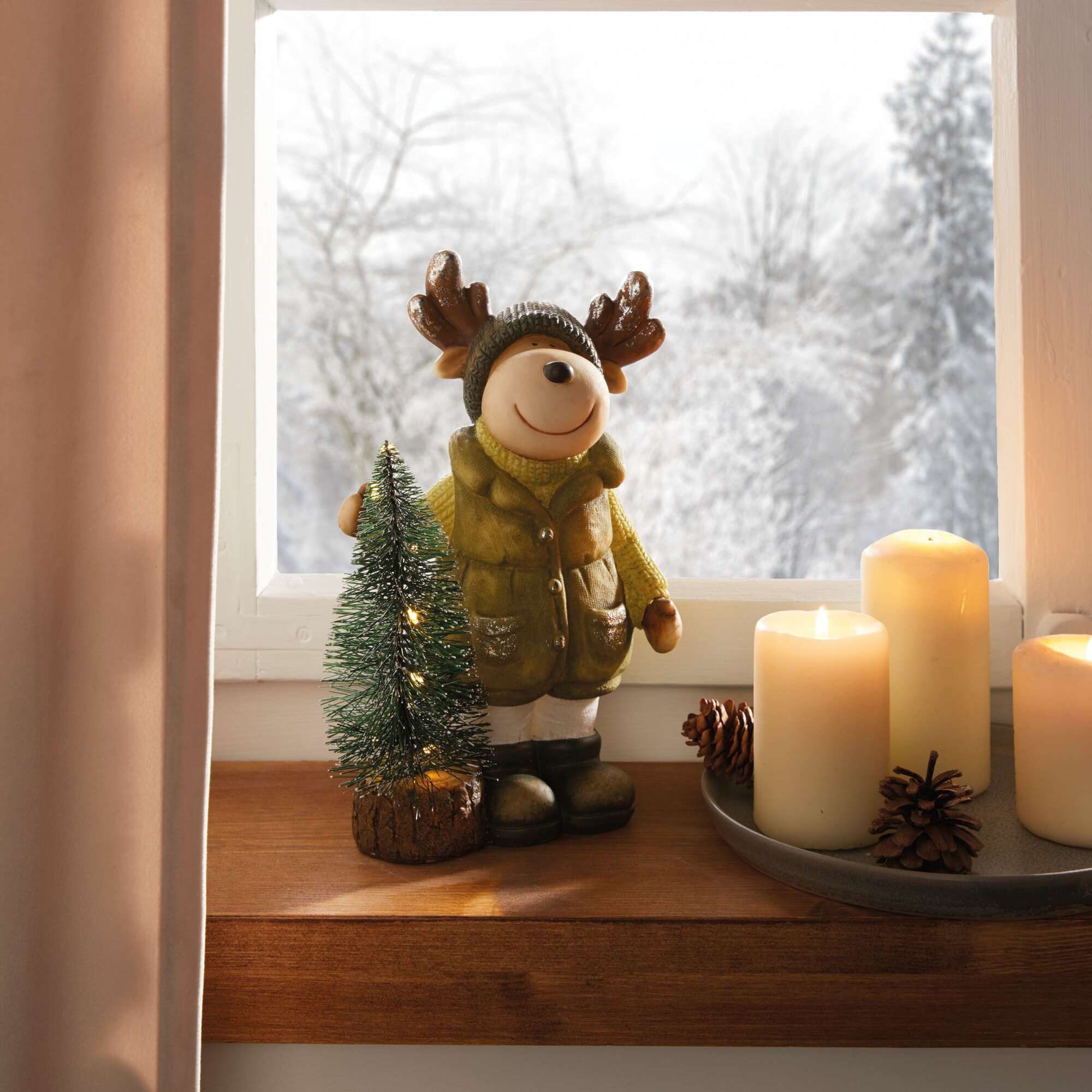 Dekoleidenschaft LED Dekofigur "Elch mit Tanne" mit LED Beleuchtung, Weihnachtsdeko, Leuchtdeko, Polyresin, Winterdeko 25 cm hoch
