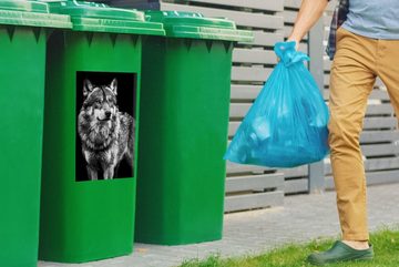 MuchoWow Wandsticker Wolf - Tiere - Wild - Schwarz - Weiß (1 St), Mülleimer-aufkleber, Mülltonne, Sticker, Container, Abfalbehälter
