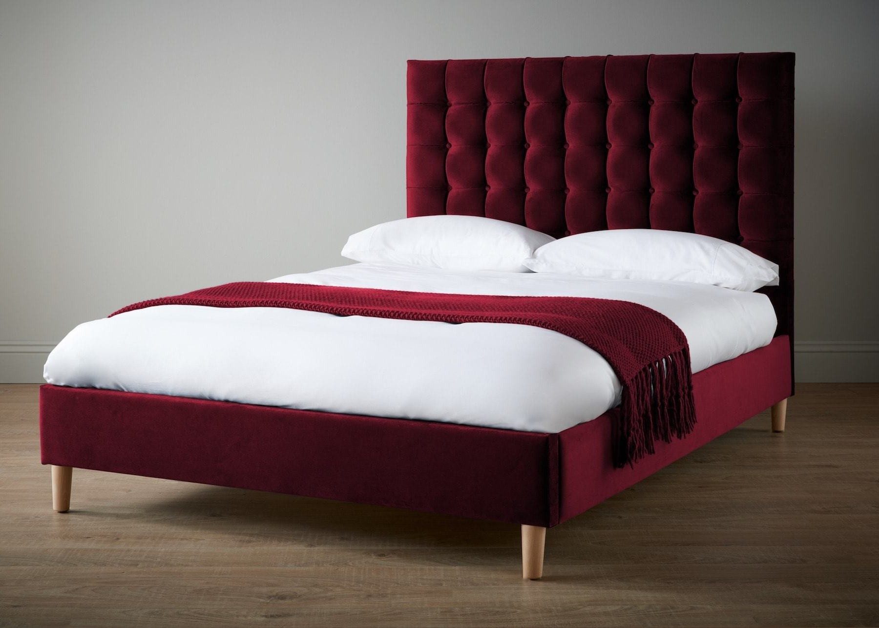 Polsterbett Doppelbett Chesterfield aus rotem Luxus-Samttextil