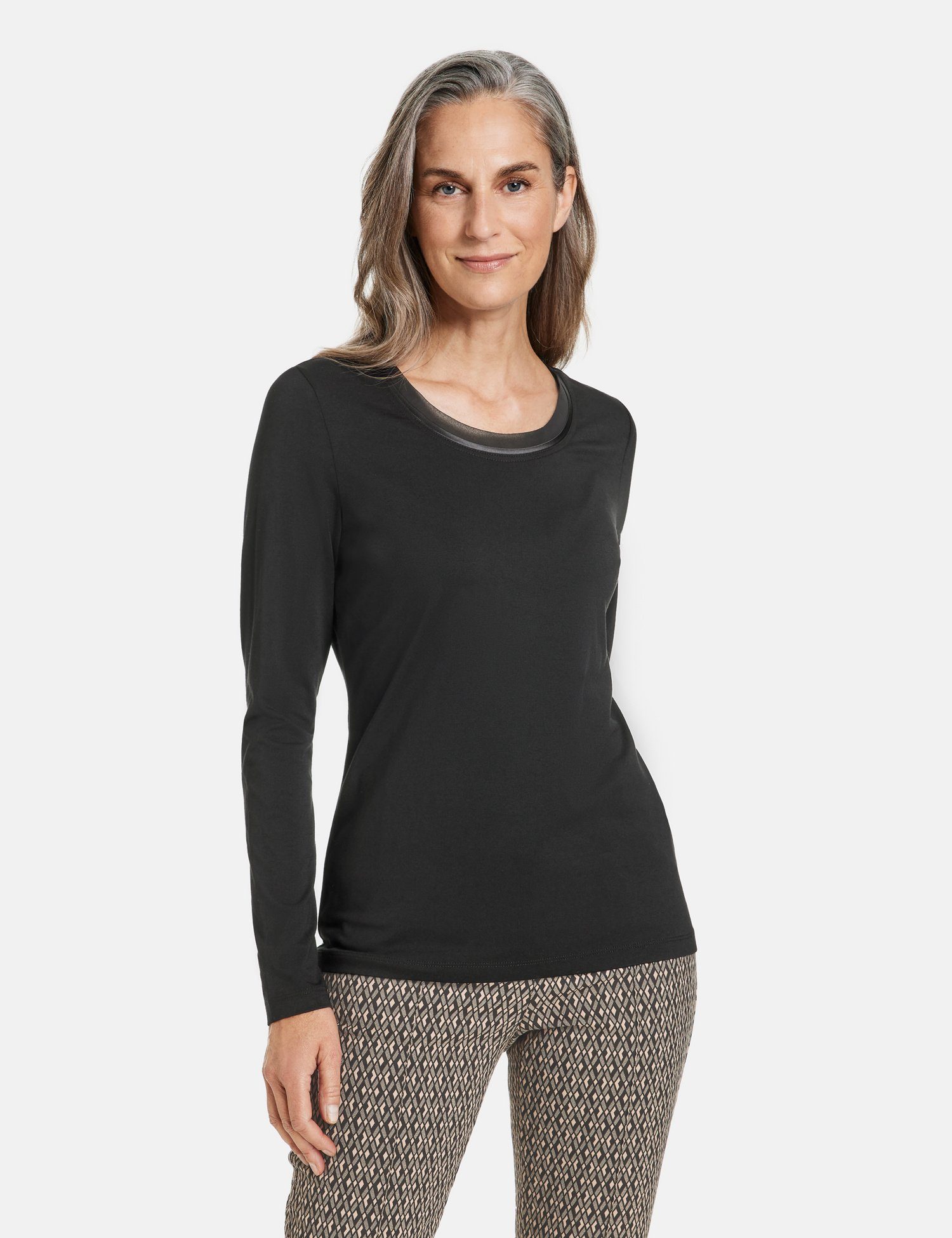 GERRY WEBER Langarmshirt Ausschnittblende Schlichtes Langarmshirt mit besonderer Schwarz