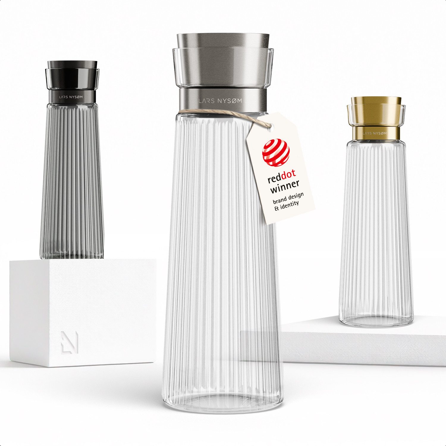 LARS NYSØM Wasserkaraffe Bækvand, (1-tlg), Glaskaraffe 1 l mit Edelstahldeckel und integriertem Sieb