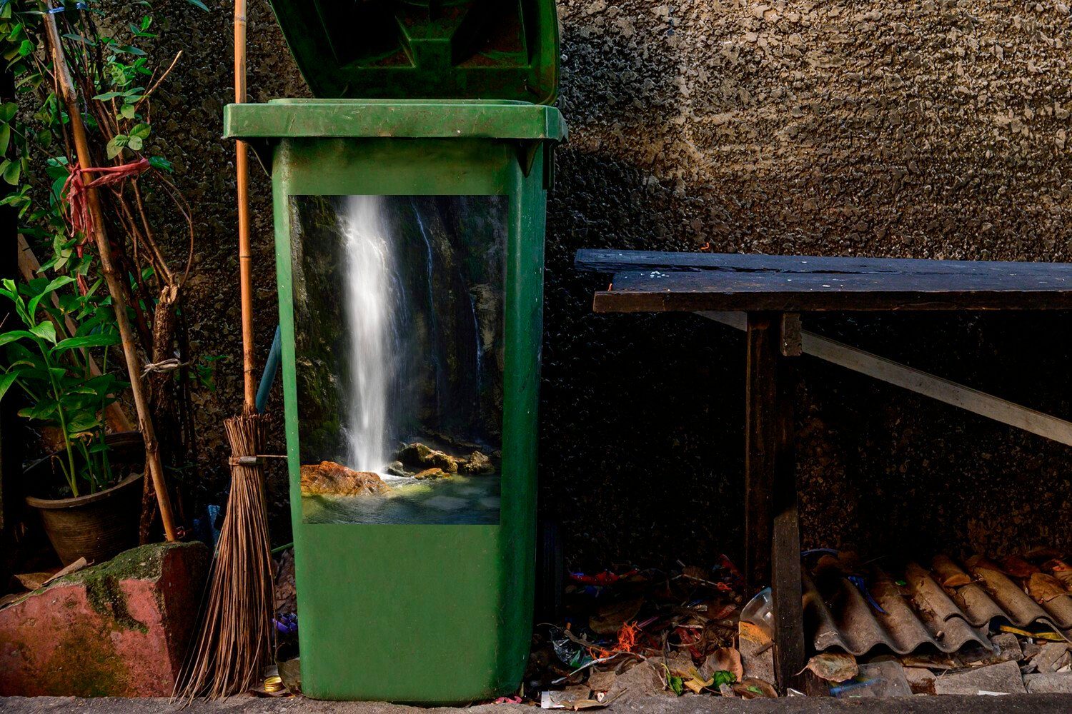 im St), Sticker, Wandsticker Wasserfall Mülleimer-aufkleber, Mülltonne, Abfalbehälter MuchoWow Albanien (1 Theth-Nationalpark Container, in