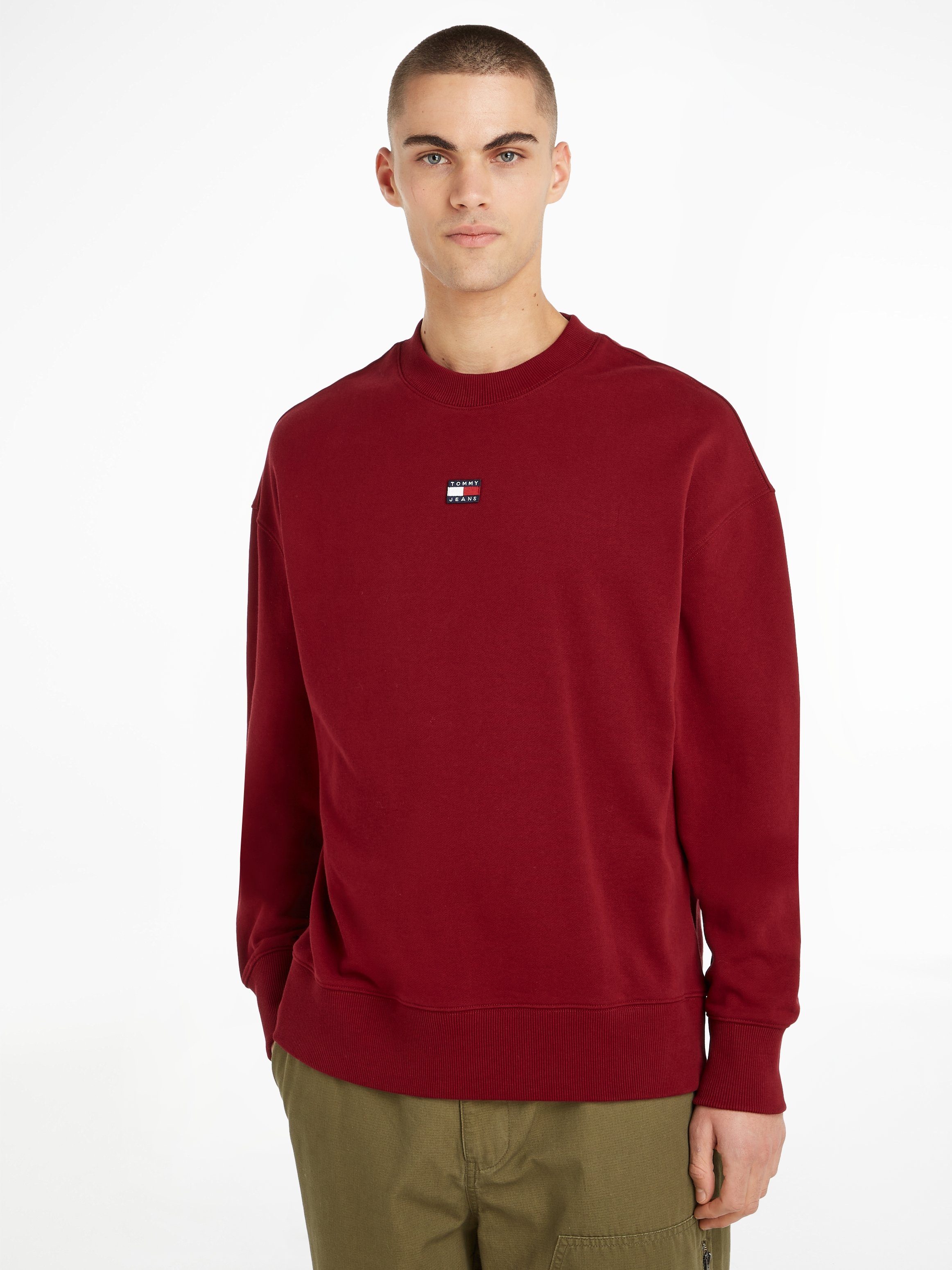 Tommy Jeans Sweatshirt TJM RLX XS BADGE CREW mit Tommy Jeans Stickerei