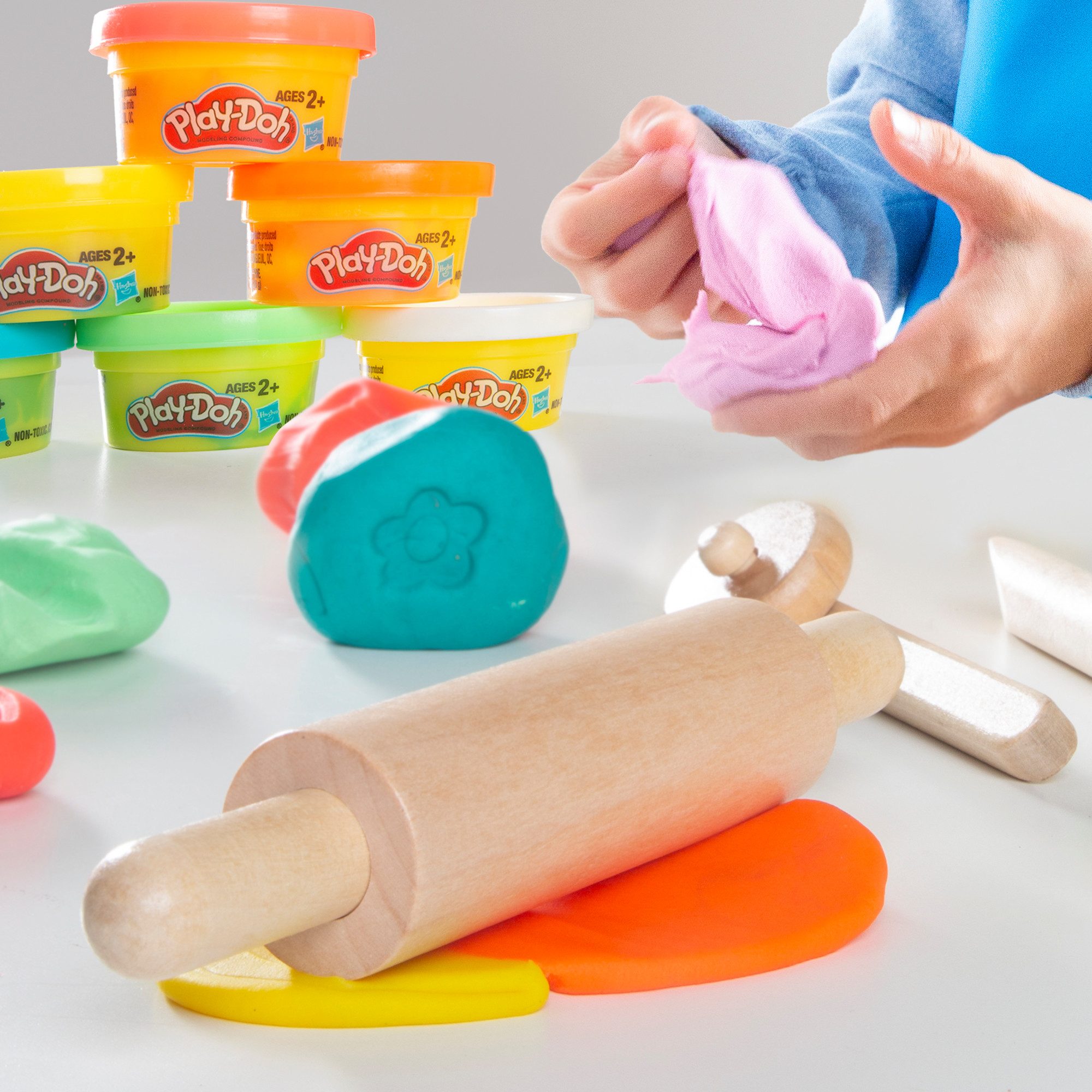 roba® Knete roba x Play-Doh nachhaltiges Spielset mit Knete - Starterset (Set klein, 3D-Kreativmatte, FSC-Holzwerkzeuge, 6 Knetdosen), Kreatives & pädagogisch wertvolles Geschenk - Für Kinder ab 3 Jahren