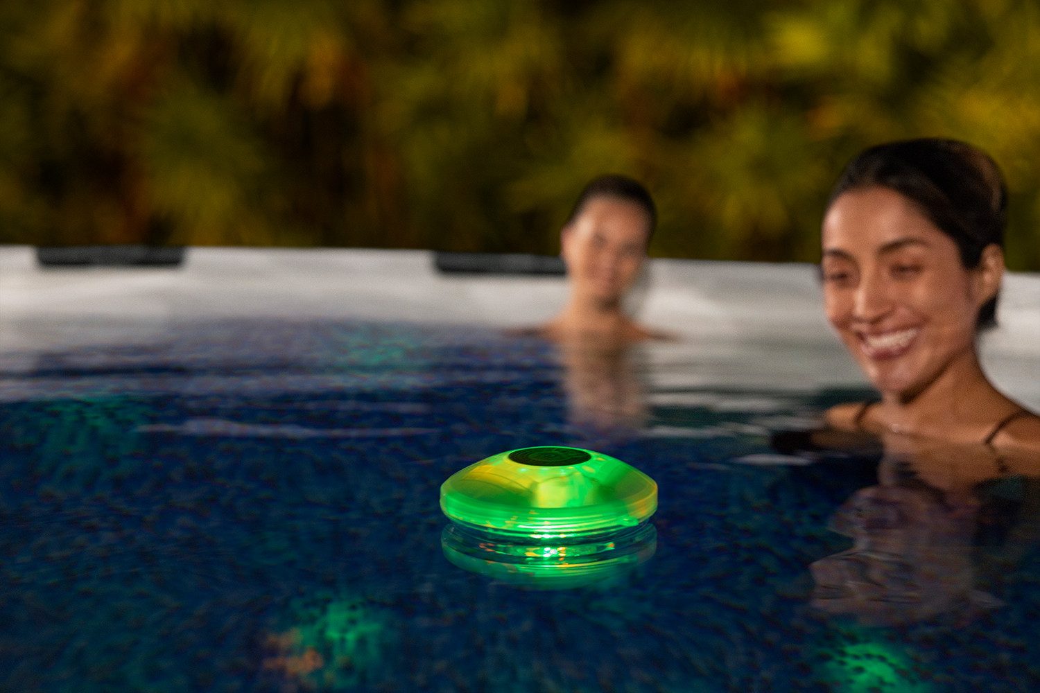 Bestway Pool-Lampe batteriebetriebene, schwimmende LED-Leuchte, Ø 14 cm, LED fest integriert, Farbwechsler, Abschaltautomatik (Nach 60 Minuten)
