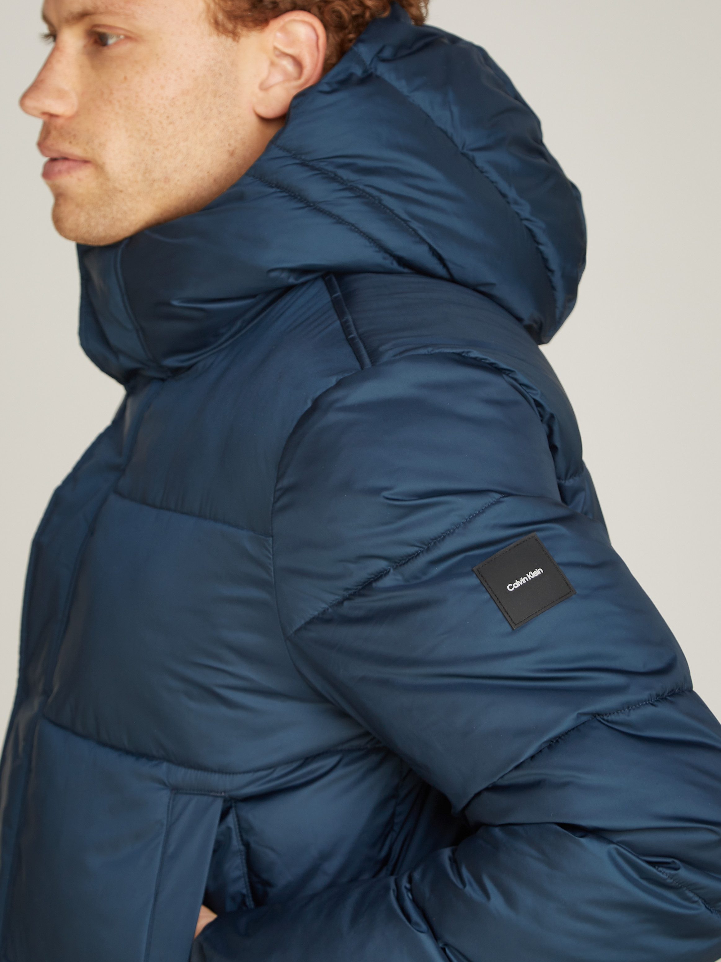 Calvin Klein Kurzmantel LONG HOODED QUILT PUFFER MW mit Logopatch