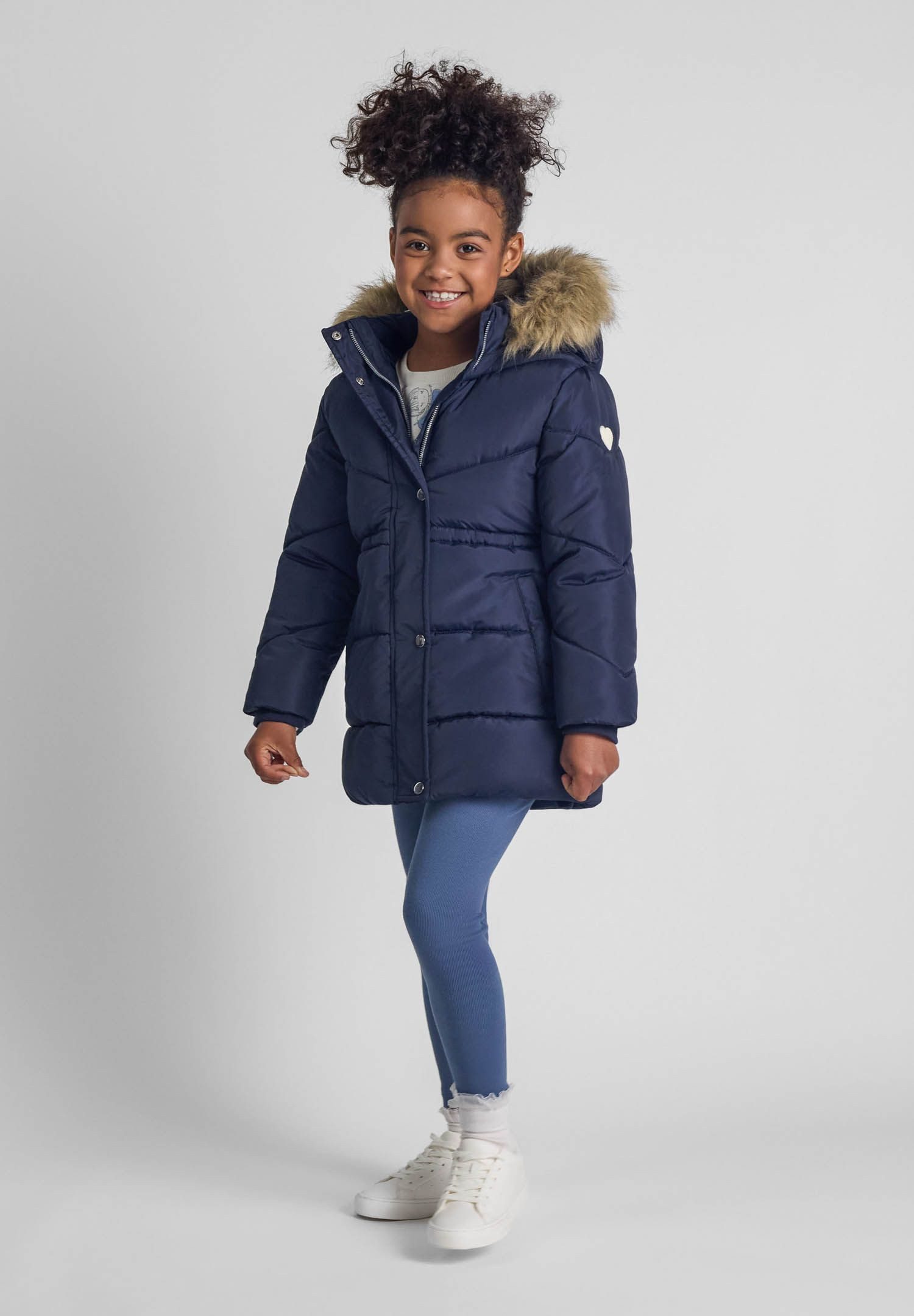 MINOTI Winterjacke Gesteppte Winterjacke mit Fleecefutter und Kapuze (2–14y) trendiger Aufnäher am Ärmel