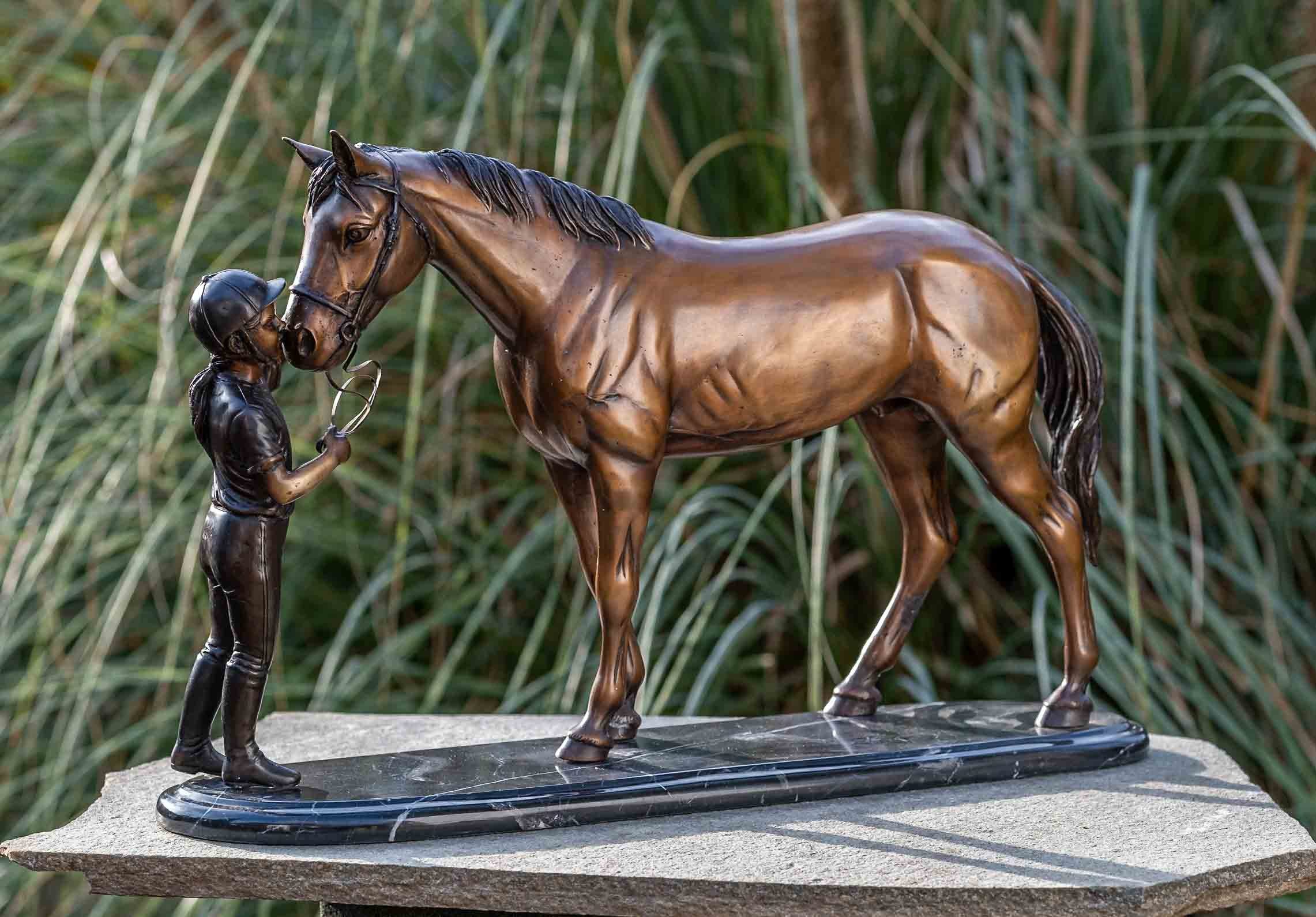 IDYL Gartenfigur IDYL Bronze-Skulptur Mädchen mit Pferd, Bronze – sehr robust – Langlebig – witterungsbeständig gegen Frost, Regen und UV-Strahlung. Die Modelle werden in Wachsausschmelzverfahren in Bronze gegossen und von Hand patiniert.