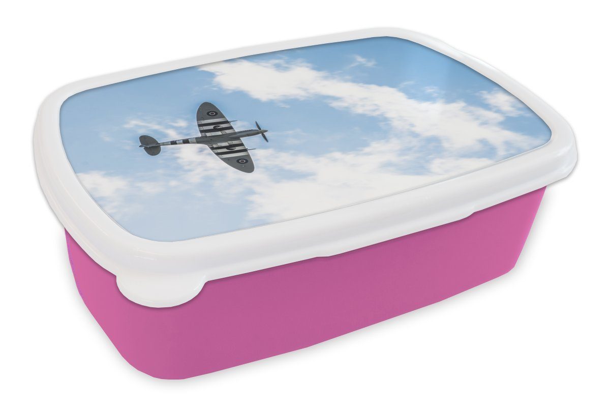 MuchoWow Lunchbox Ein Spitfire-Flugzeug von unten in einem bewölkten Himmel, Kunststoff, (2-tlg), Brotbox für Erwachsene, Brotdose Kinder, Snackbox, Mädchen, Kunststoff rosa